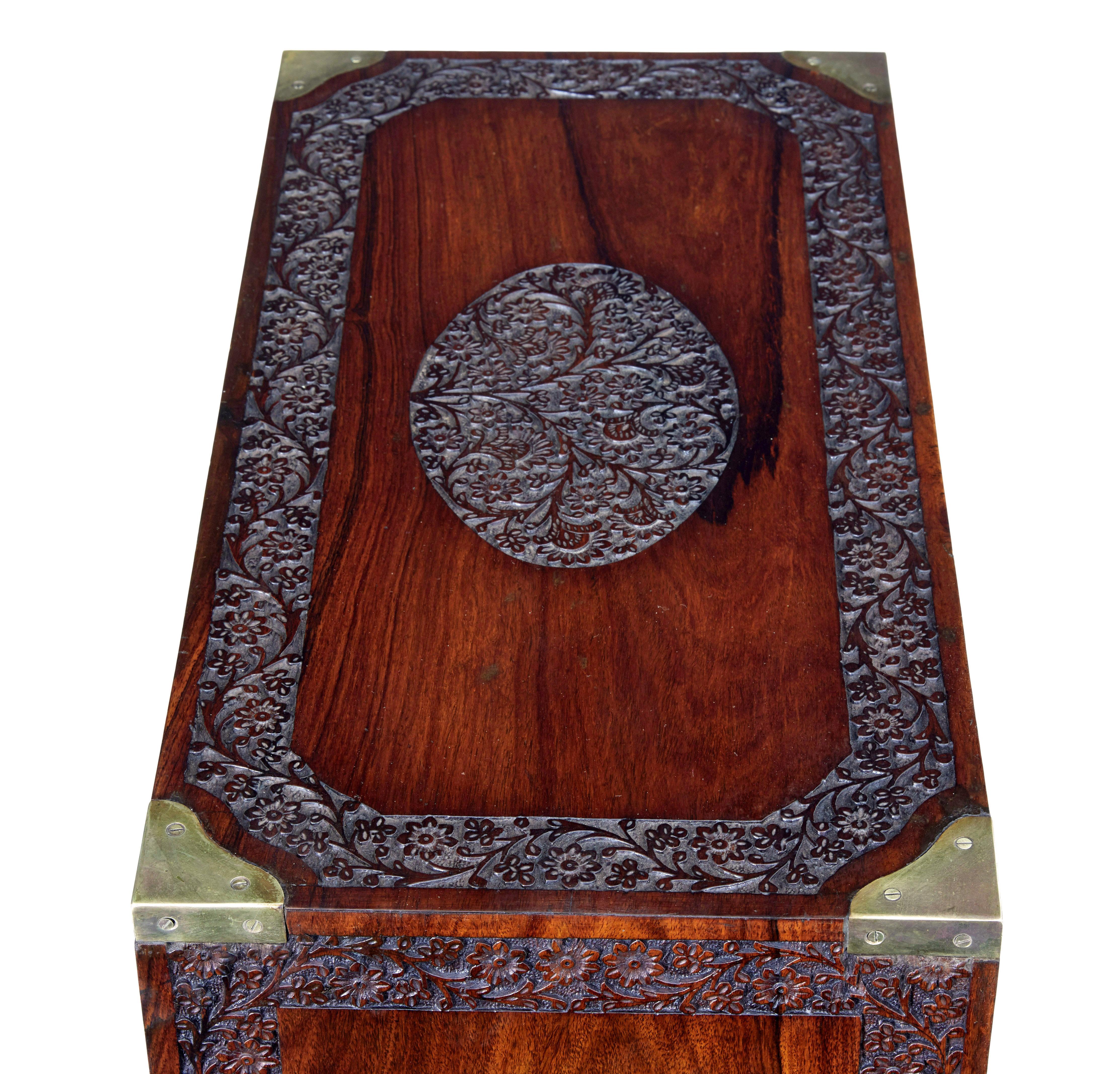 Ottone Cassettiera intagliata della metà del XX secolo di Fazal Rahim & Bros. in vendita