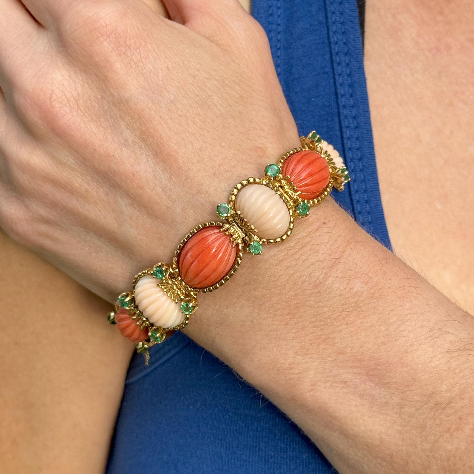 Ce superbe bracelet vintage est fabriqué en or jaune 18 carats et présente une combinaison captivante de peau d'ange et de corail orange foncé, créant un magnifique contraste qui ajoute de la chaleur et de l'éclat à la pièce. Vingt pierres