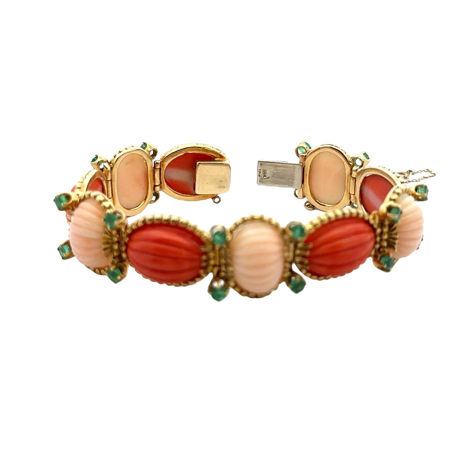 Contemporain Bracelet à maillons en or jaune 18 carats avec corail sculpté et émeraudes du milieu du 20e siècle en vente