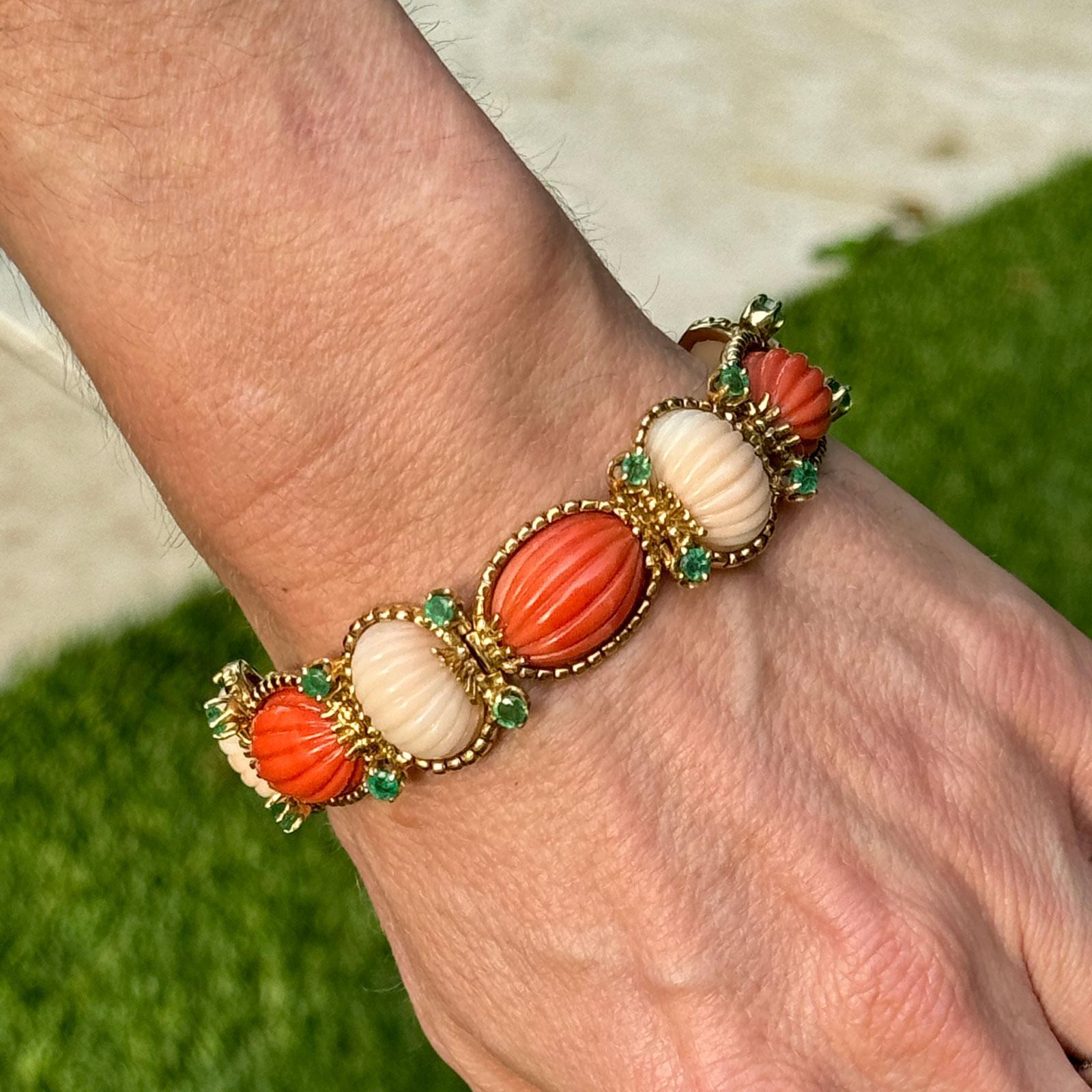 Taille ronde Bracelet à maillons en or jaune 18 carats avec corail sculpté et émeraudes du milieu du 20e siècle en vente