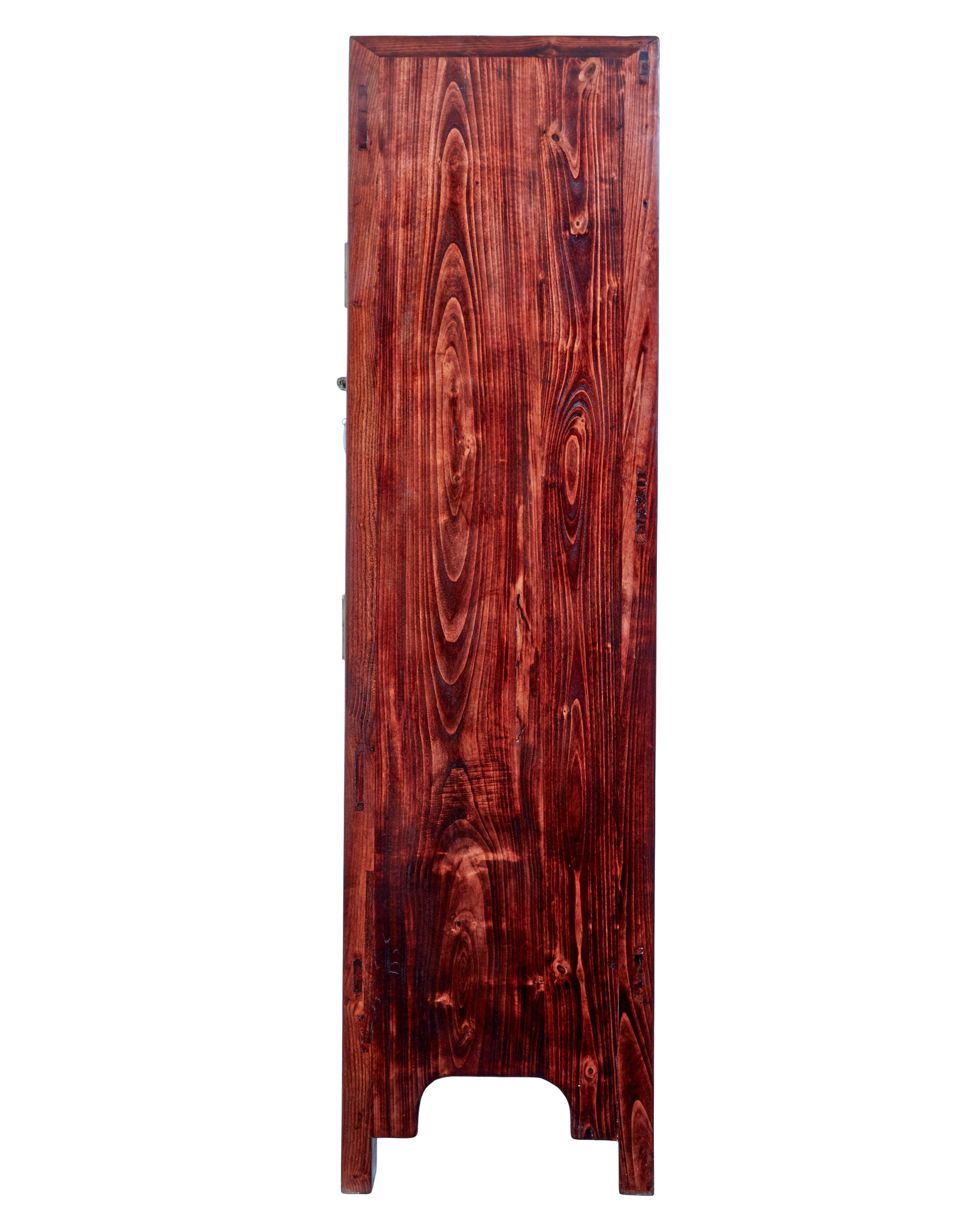Armadio in legno duro intagliato della metà del XX secolo, circa 1950.

Grande armadio in legno massiccio cinese da esportazione che si presta perfettamente all'aggiunta di un binario all'interno per essere utilizzato come guardaroba.

Legno duro