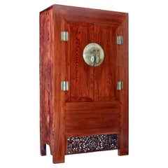 Armoire en bois dur sculpté du milieu du 20e siècle