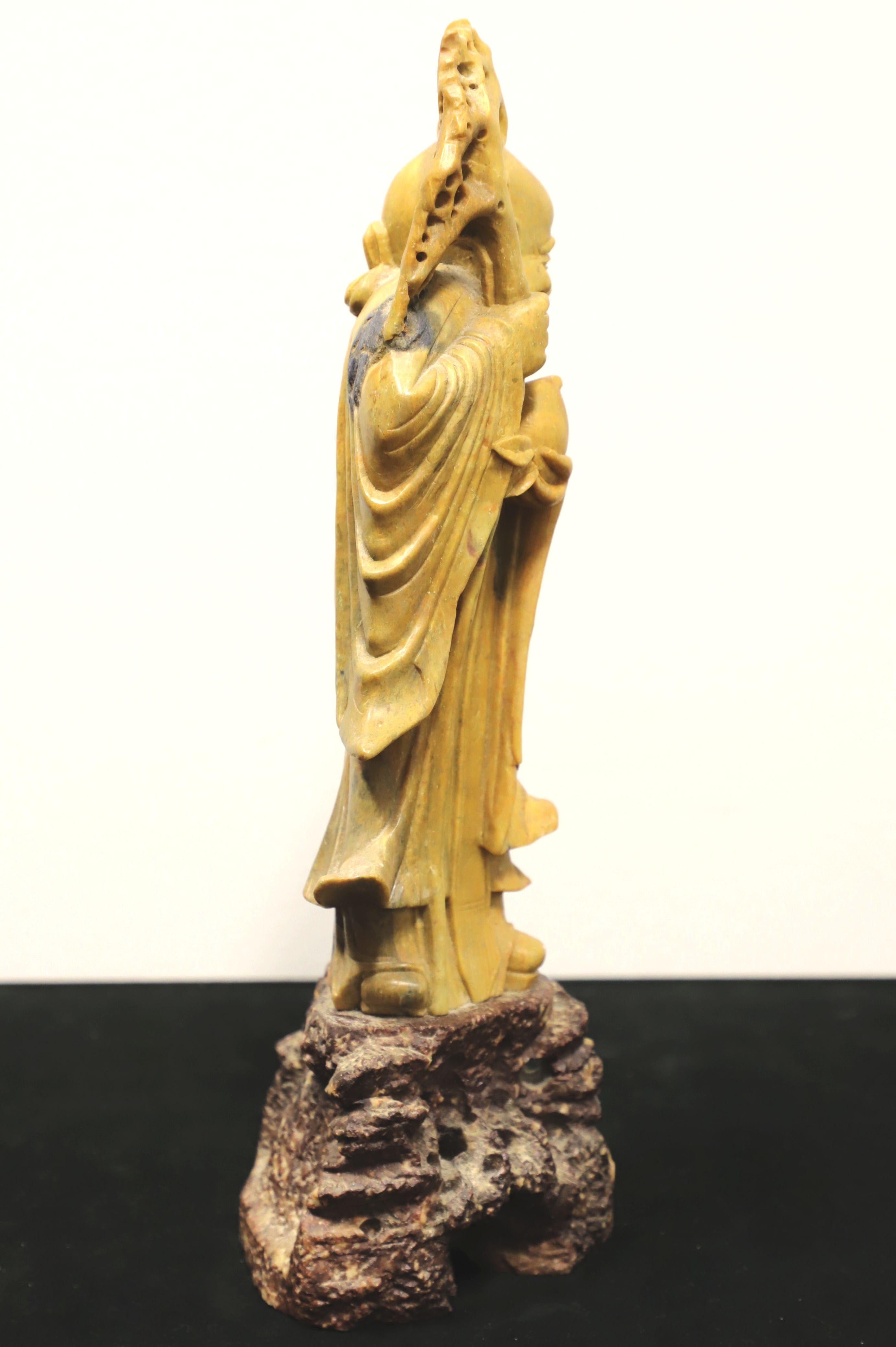 Sculpture de table en pierre ollaire représentant le dieu de la longévité, l'un des trois dieux étoiles dans les croyances chinoises, 