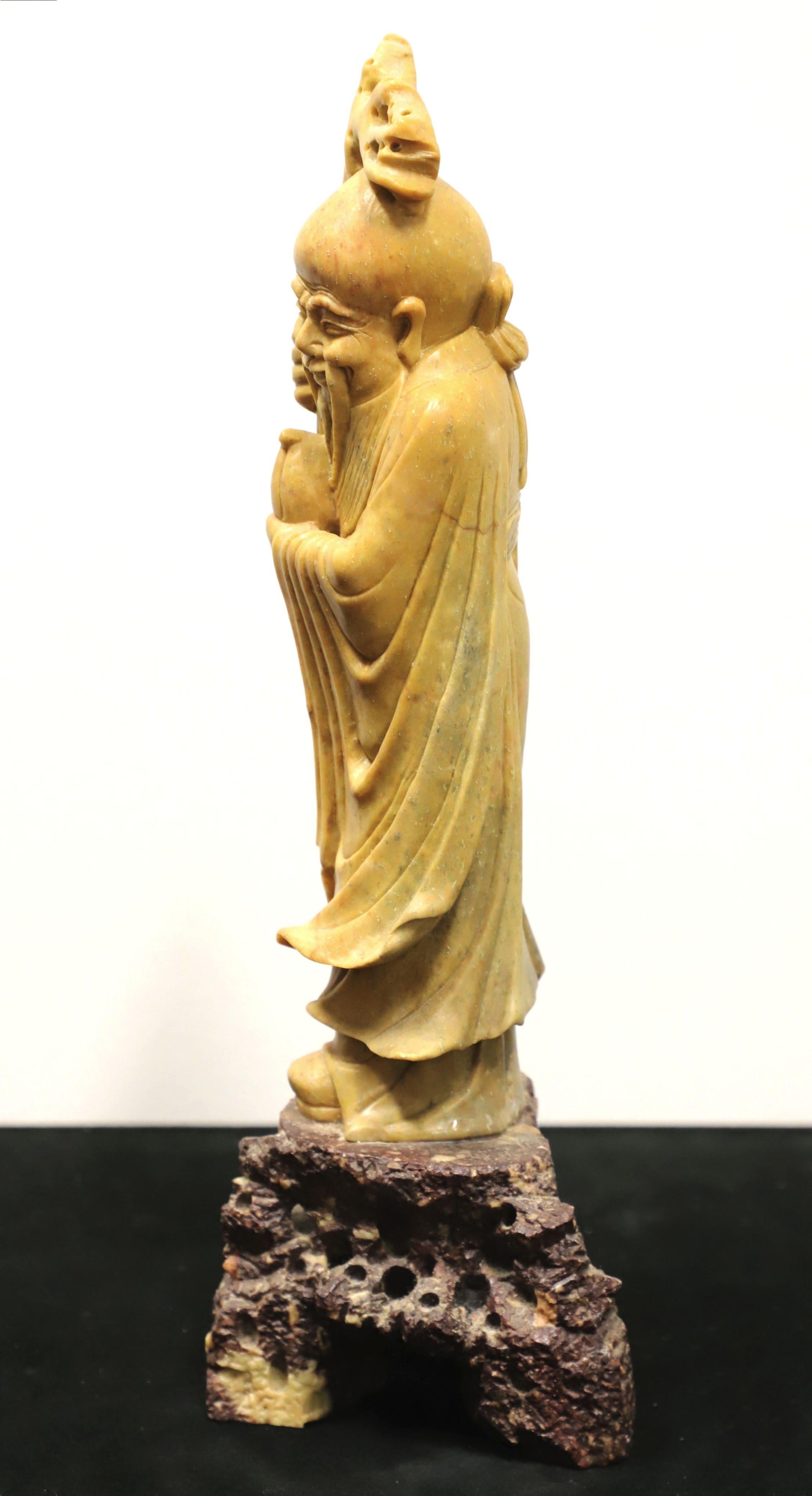 Chinois Sculpture en pierre de savon sculptée du milieu du 20e siècle 