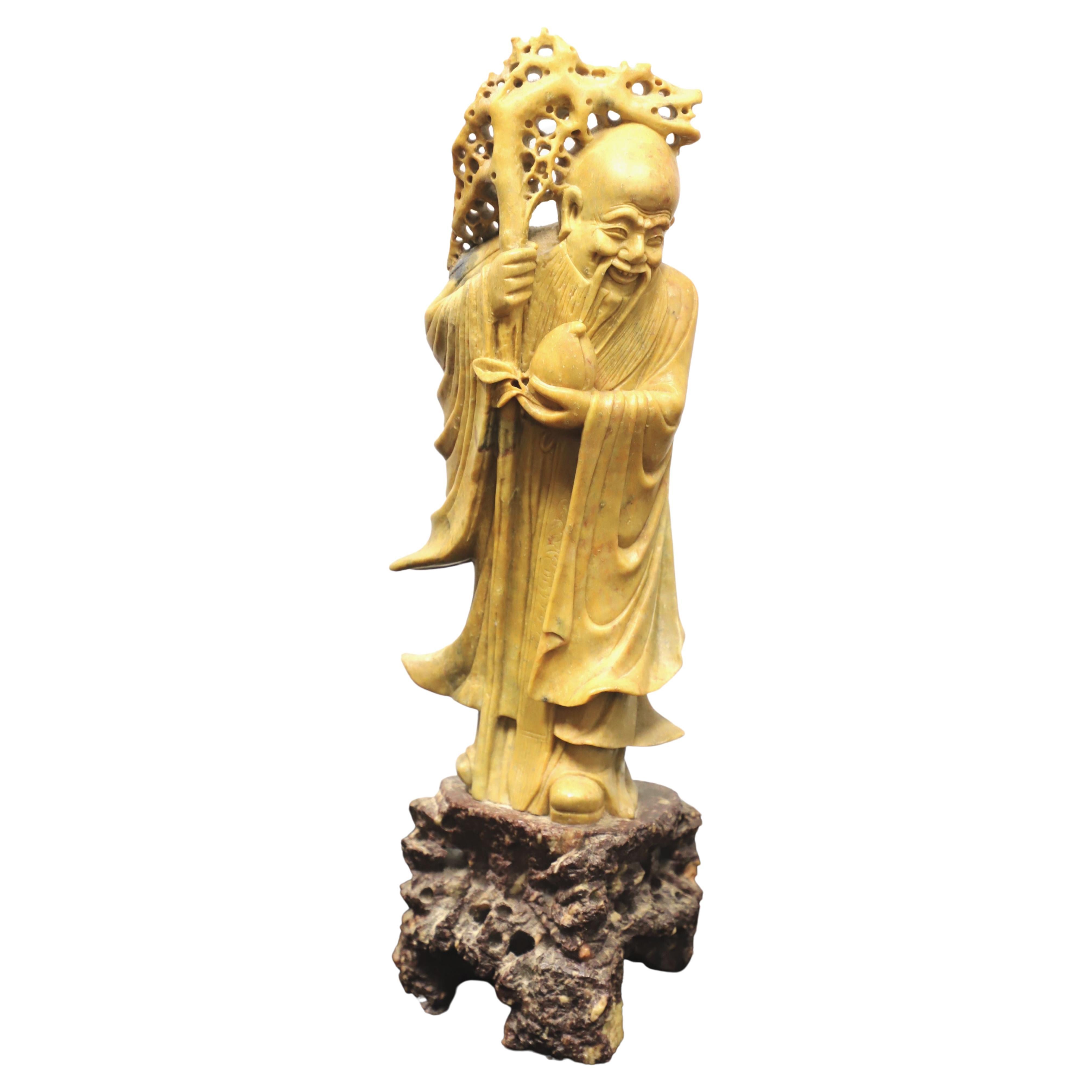 Sculpture en pierre de savon sculptée du milieu du 20e siècle "Shou Lao". en vente