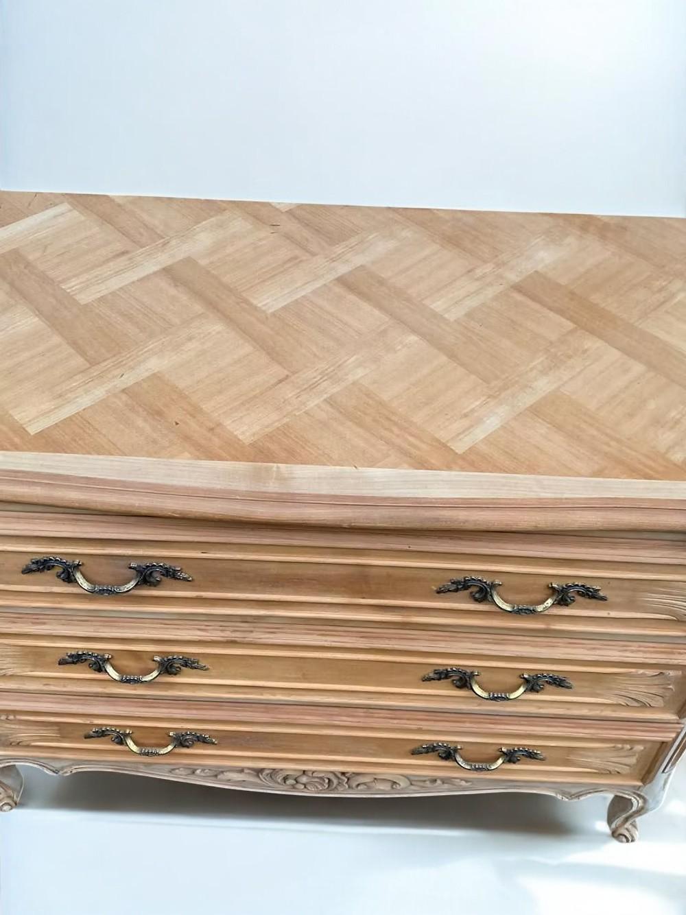 Mediados del siglo XX  Madera tallada con pátina clara  Francia Francés en venta