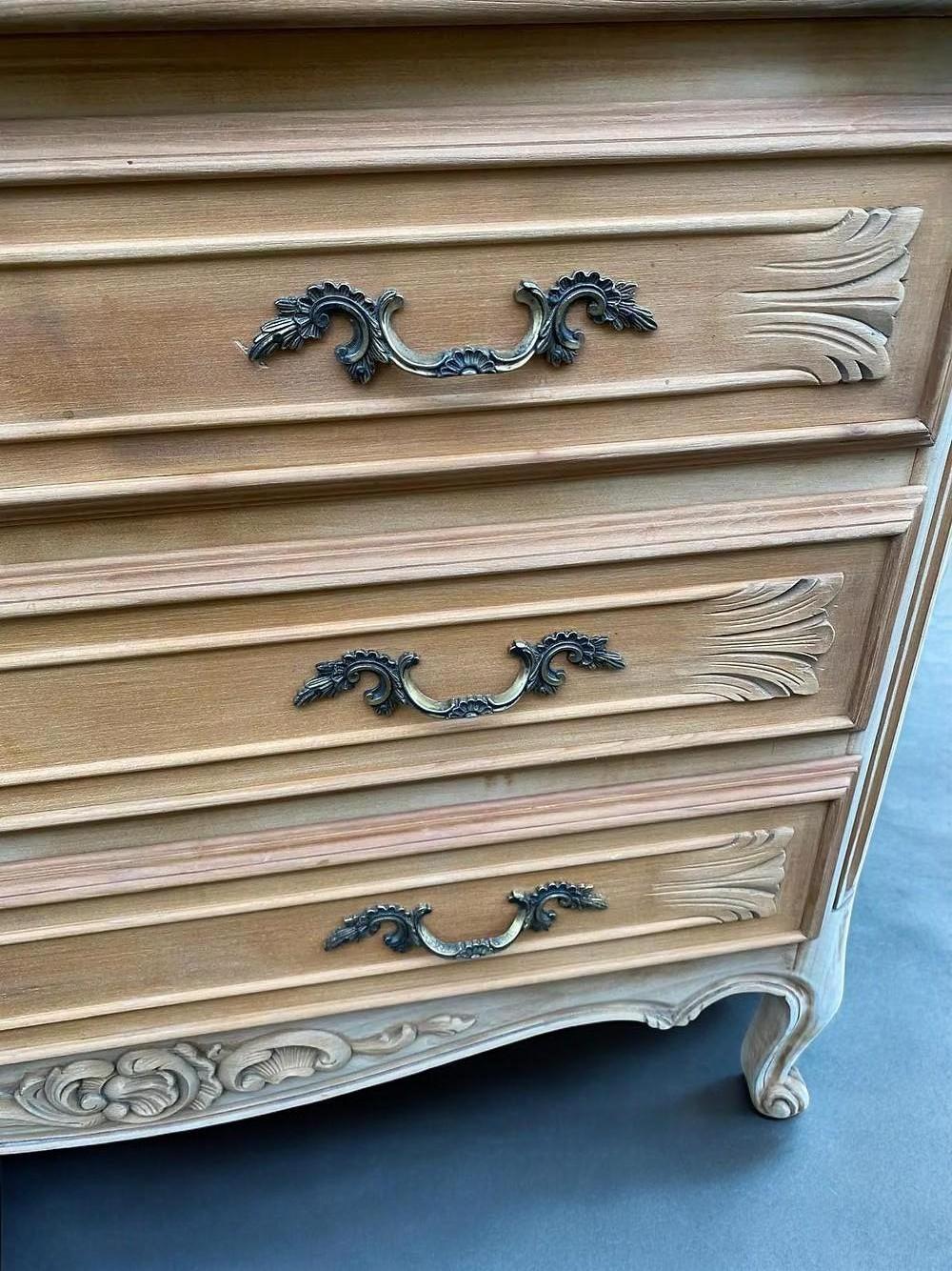 Mediados del siglo XX  Madera tallada con pátina clara  Francia mediados del siglo XX en venta