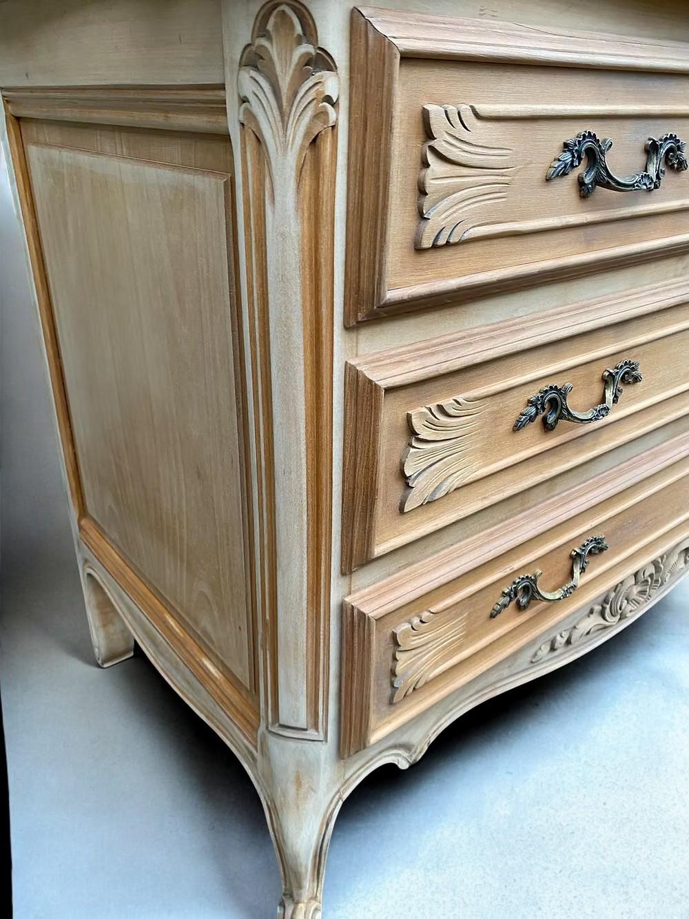 Mediados del siglo XX  Madera tallada con pátina clara  Francia Roble en venta