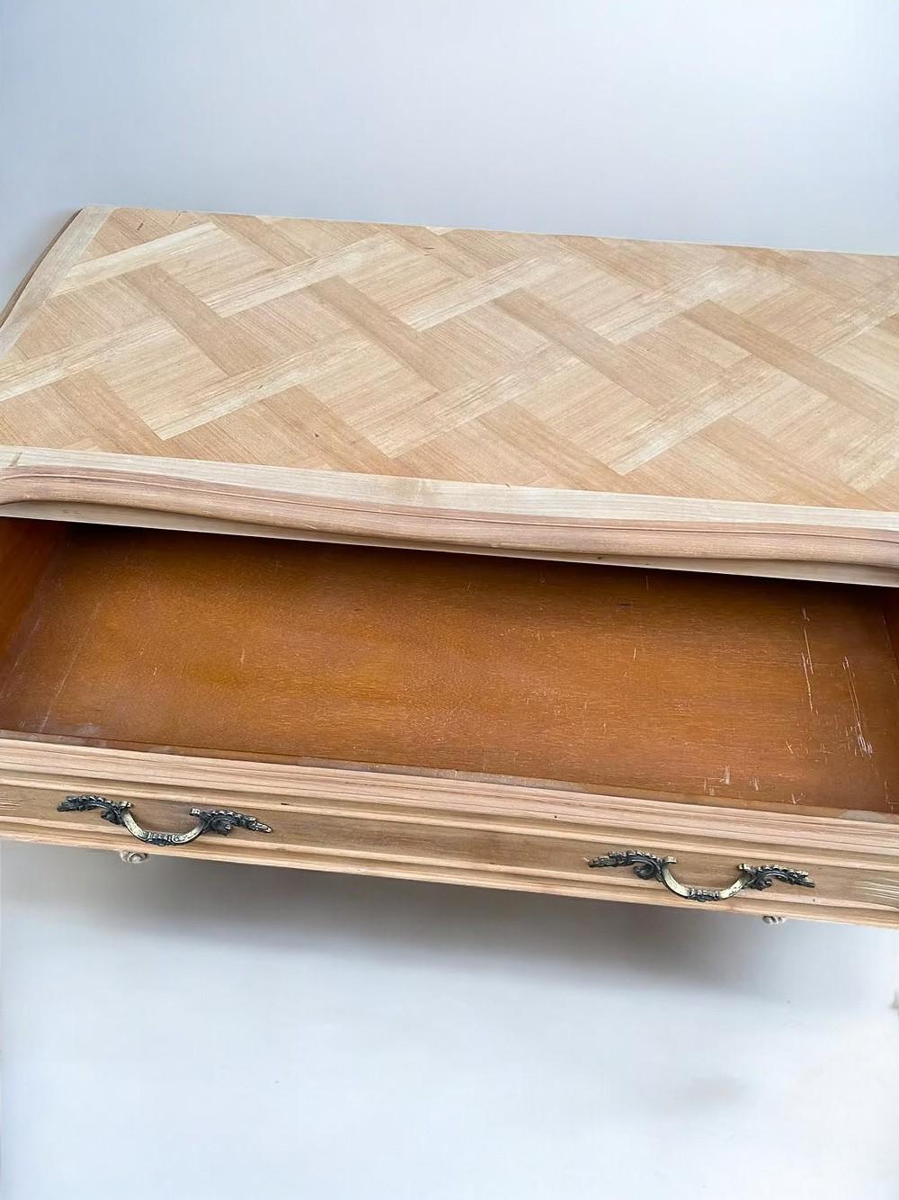 Mediados del siglo XX  Madera tallada con pátina clara  Francia en venta 1