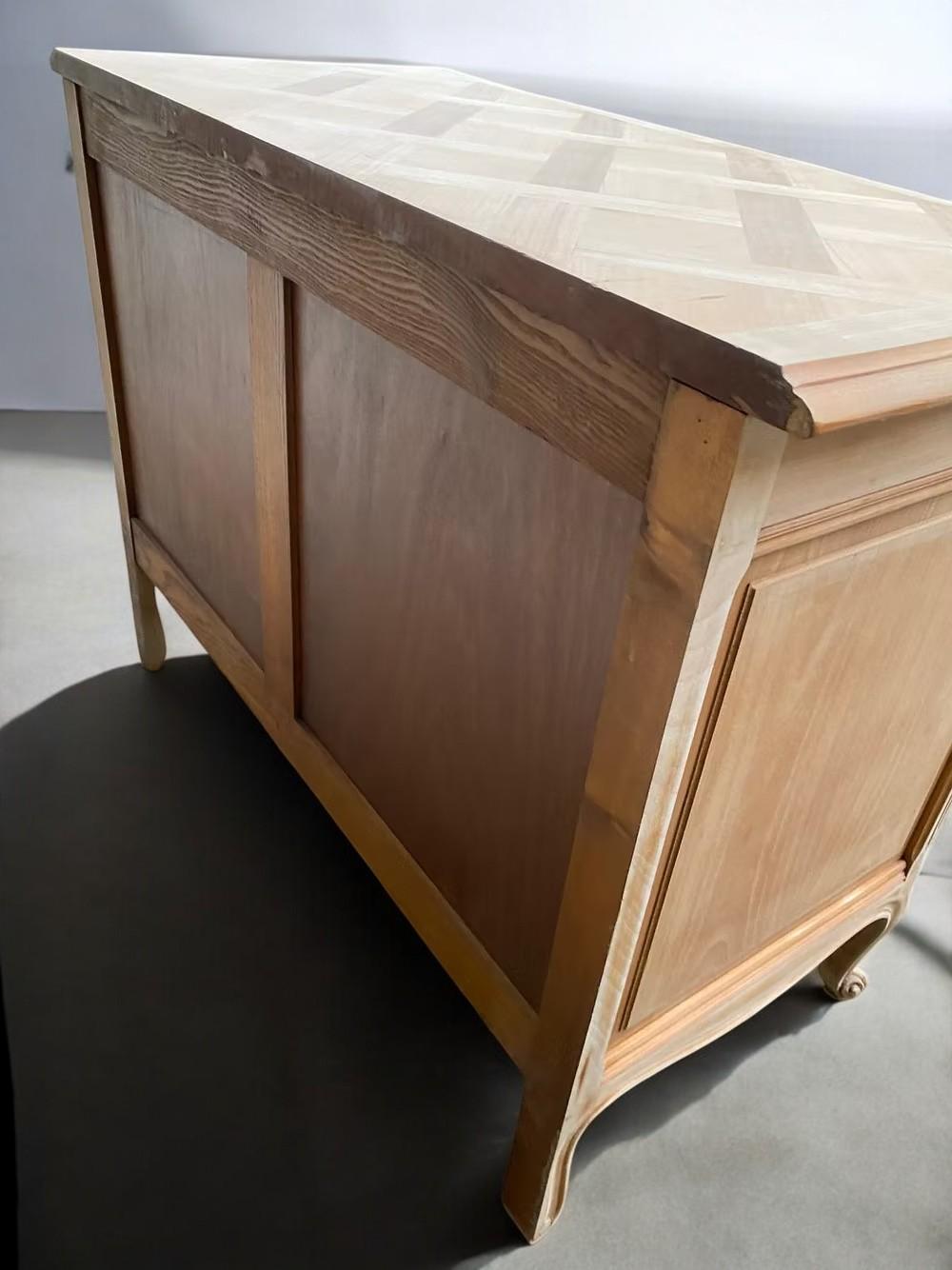 Mediados del siglo XX  Madera tallada con pátina clara  Francia en venta 2