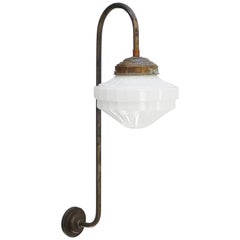 Apliques de hierro fundido de mediados del siglo XX con pantalla de cristal opalino blanco