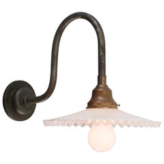 Apliques de hierro fundido de mediados del siglo XX con pantalla de cristal opalino blanco