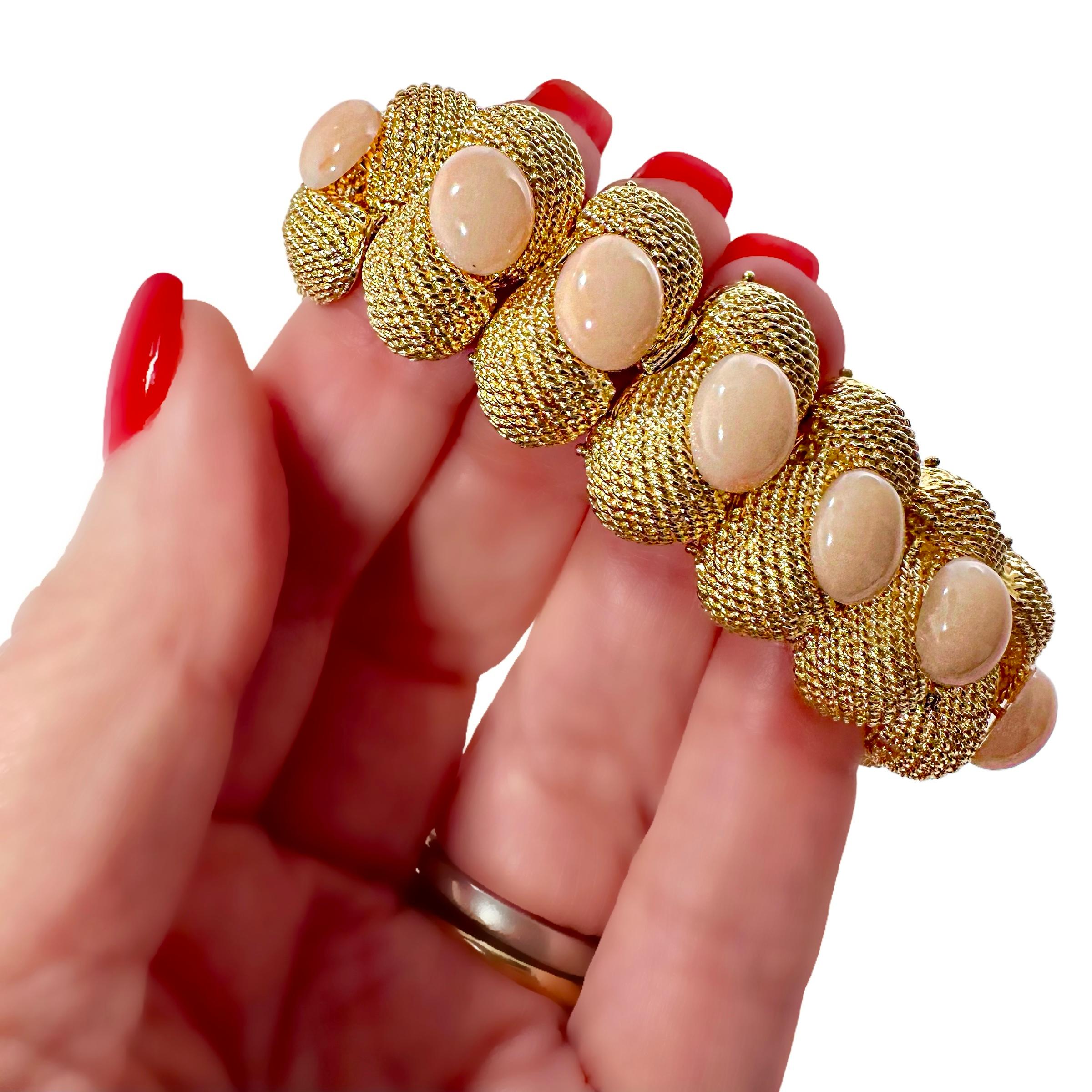 Mid-20th Century Casual Yet Elegant 18k Yellow Gold & Angel Skin Coral Bracelet In Good Condition For Sale In Palm Beach, FL