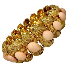 Mid-20th Century Casual Yet Elegant 18k Yellow Gold & Angel Skin Coral Bracelet