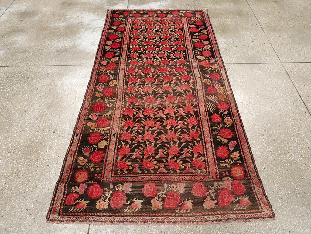 Un pelo de lana con nudos simétricos sobre una base de lana. Esta kellegi corta (alfombra larga) de Nagorno-Karabagh presenta varias filas de cuatro rosas rojas, que se inclinan suavemente a izquierda y derecha en un patrón escalonado sobre el campo