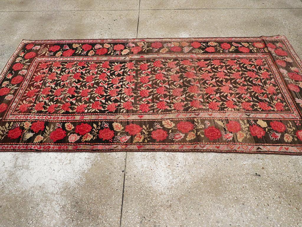 Alfombra de acento caucásica Karabagh de mediados del siglo XX Anudado a mano en venta