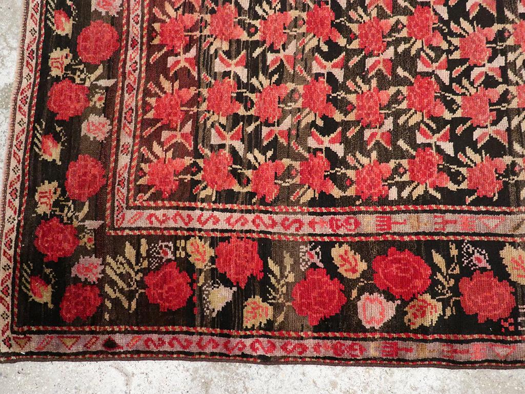 Alfombra de acento caucásica Karabagh de mediados del siglo XX en Excelente estado para la venta en New York, NY