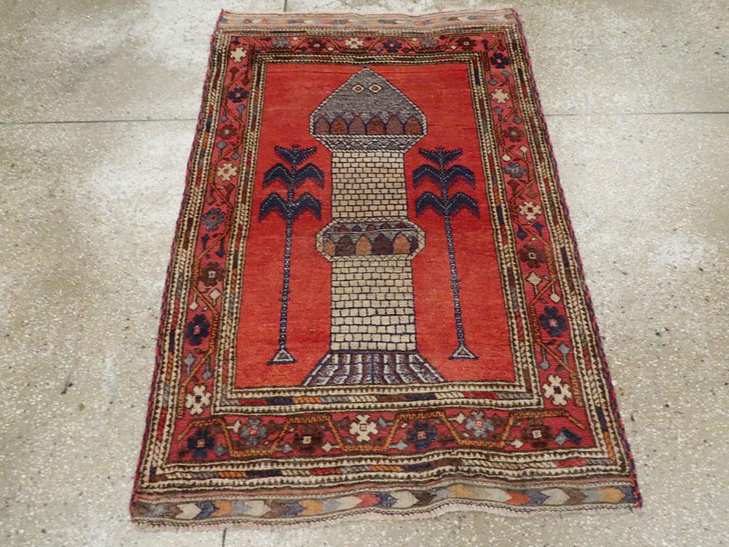 Ein alter zentralasiatischer Belutsch-Teppich, handgefertigt Mitte des 20. Jahrhunderts.

Maße: 3' 0