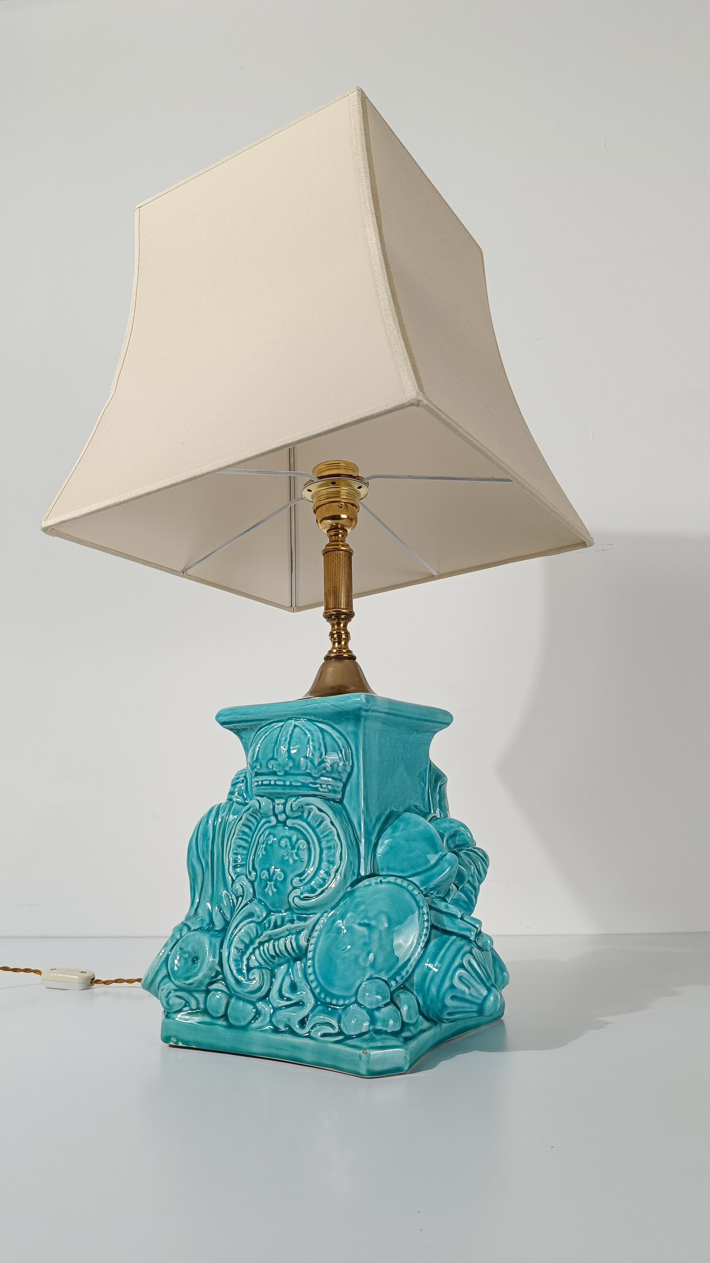 Mid 20th Century Ceramic Lamp Decorated with Italian Renaissance Arms and Armor For Sale 12
