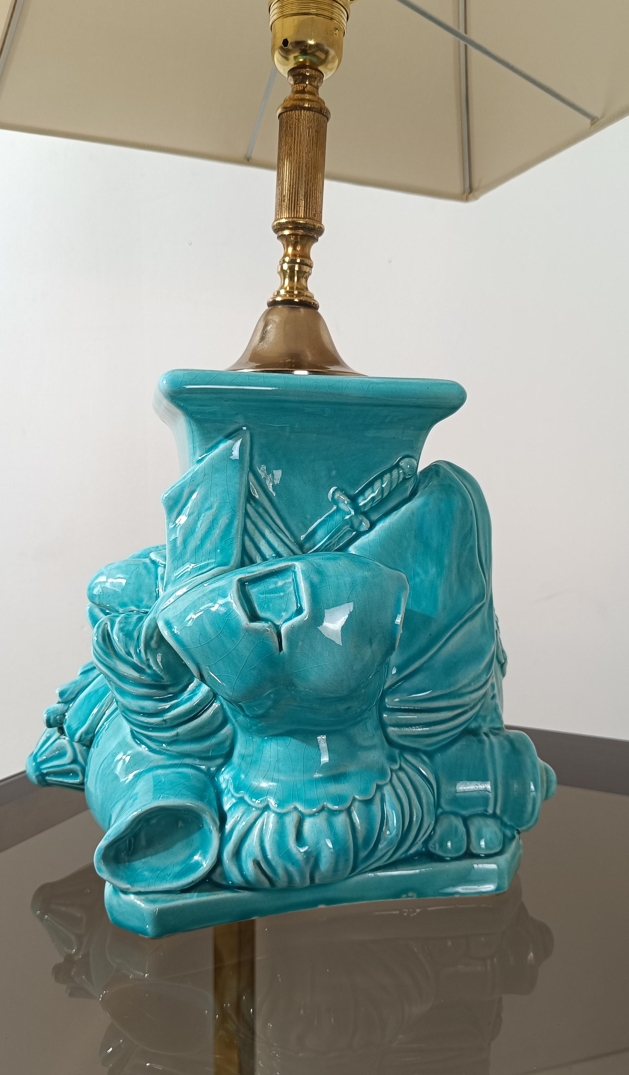 Mid 20th Century Ceramic Lamp Decorated with Italian Renaissance Arms and Armor In Good Condition For Sale In Roma, IT