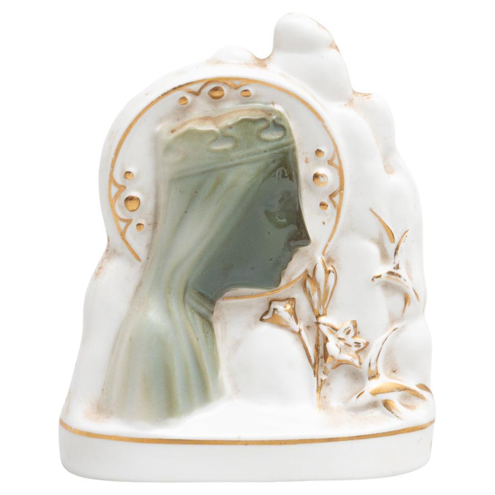 Souvenirs de la Vierge de Montserrat en céramique du milieu du 20e siècle.