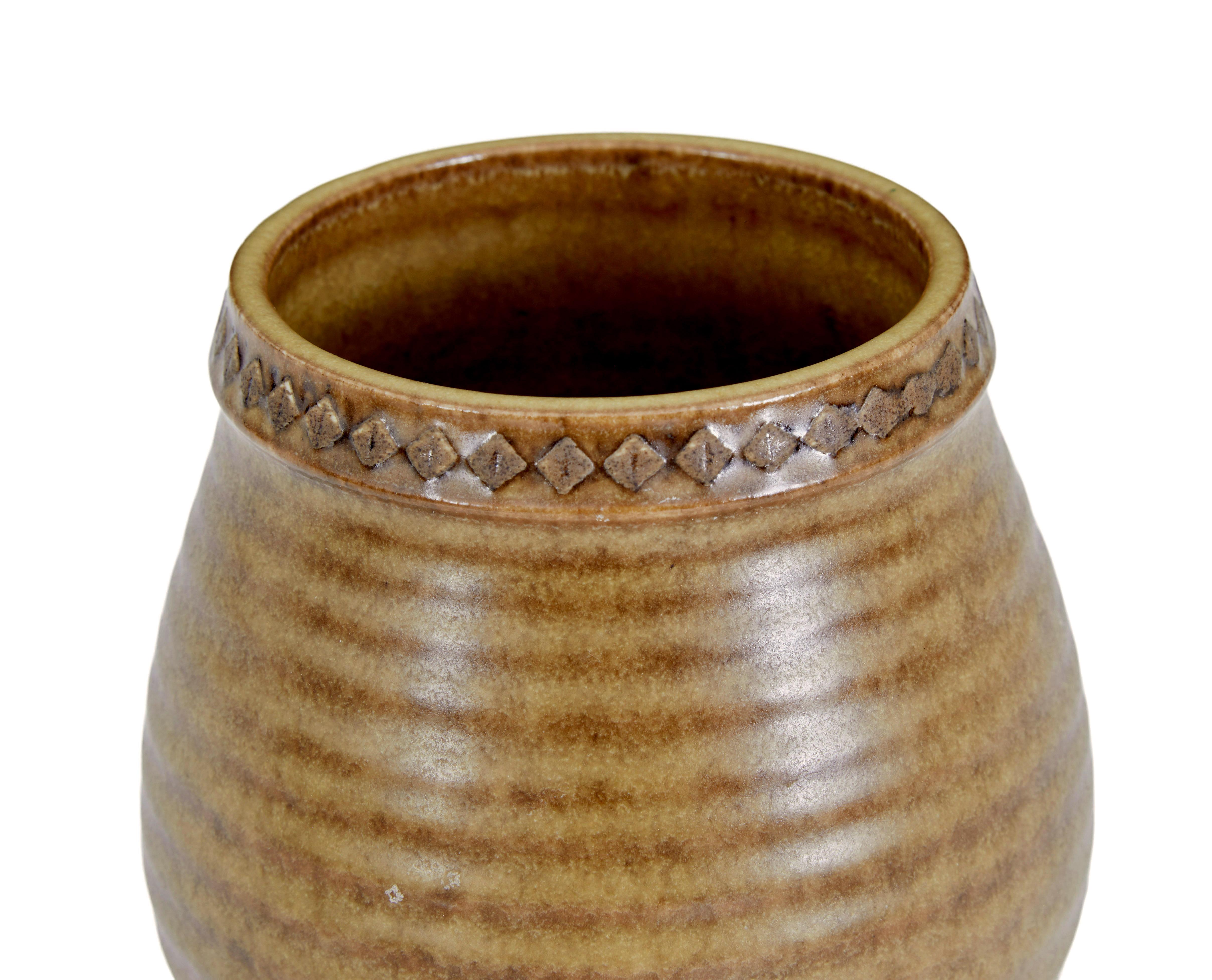 Mid 20th century ceramic pot by gunnar nylund of rorstrand circa 1950.

Gunnar nylund was a ceramic designer (1904-1997) best known as a artistic director at Rorstrand.

Fine quality small pot or even a occasional goblet, designed by gunnar nylund.