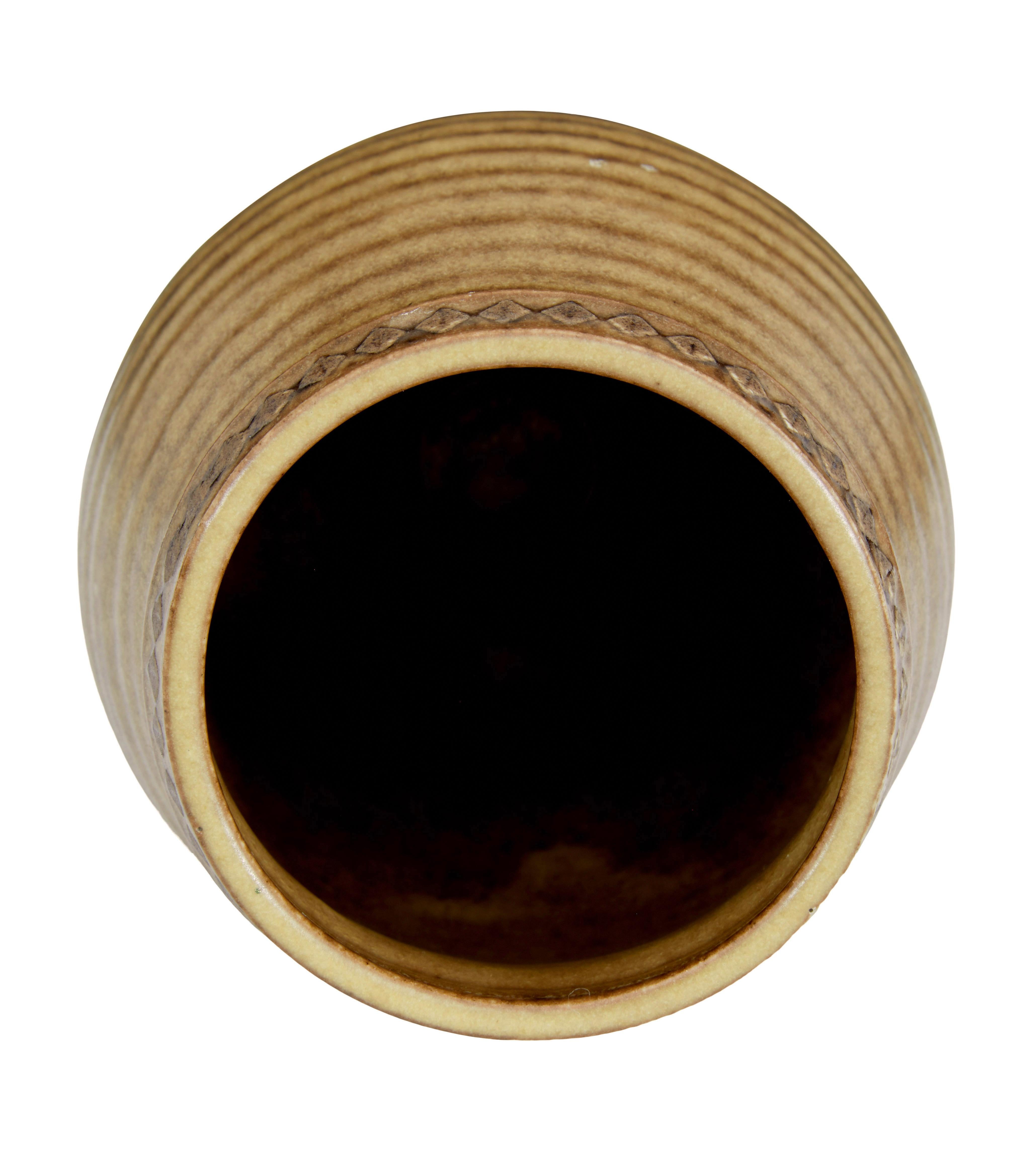 Mid 20th century ceramic pot by Gunnar Nylund of Rorstrand (Glasiert) im Angebot