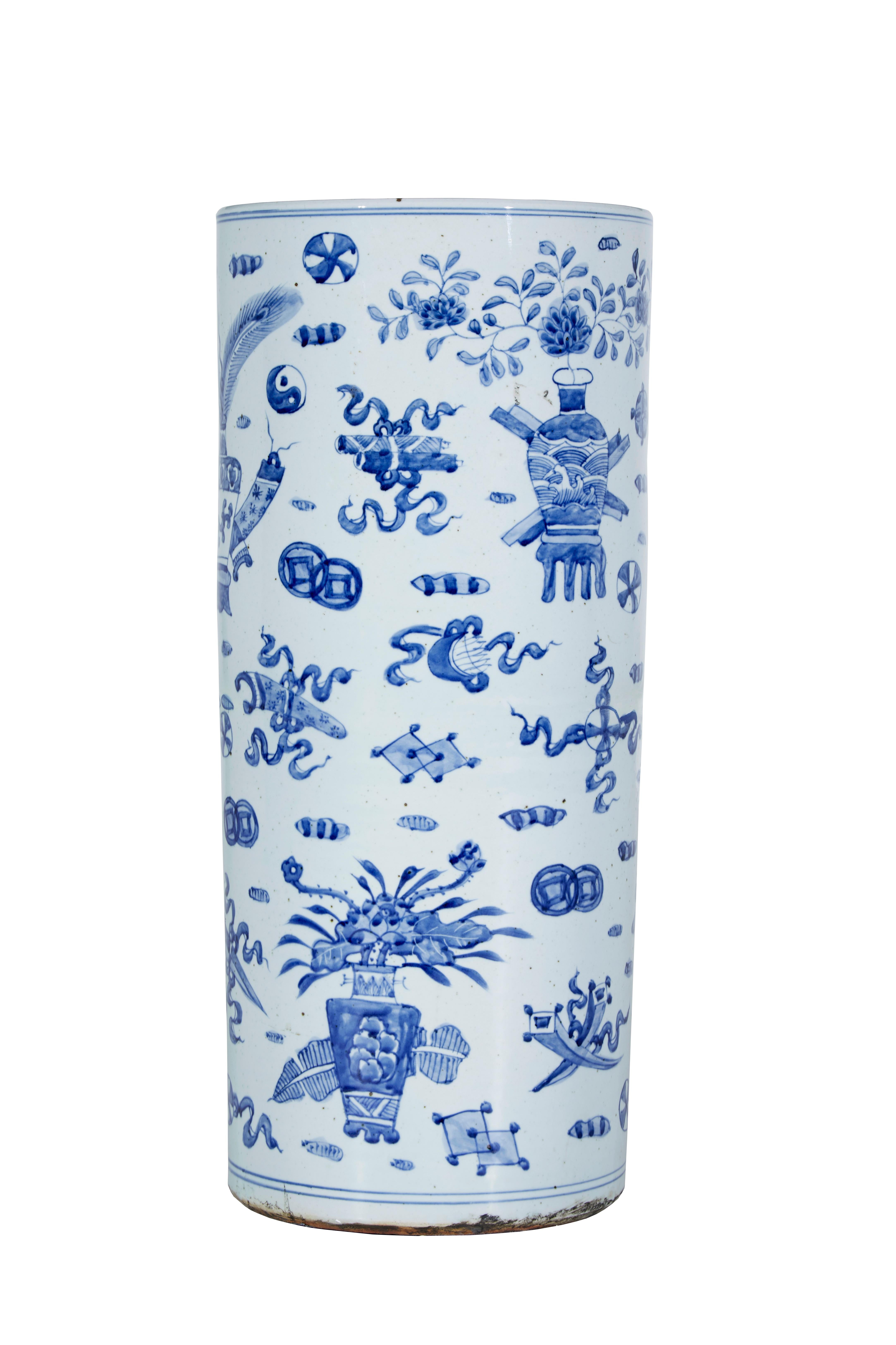 Keramikstabständer aus der Mitte des 20. Jahrhunderts, ca. 1950.

Gute Qualität chinesische Export blau und weiß Stick stehen.  Weiße Grundfarbe mit blauem Handdekor.  Symbole wie Yin und Yang. Außerdem mit Vasen, Blumen und Drachen verziert.

Gute