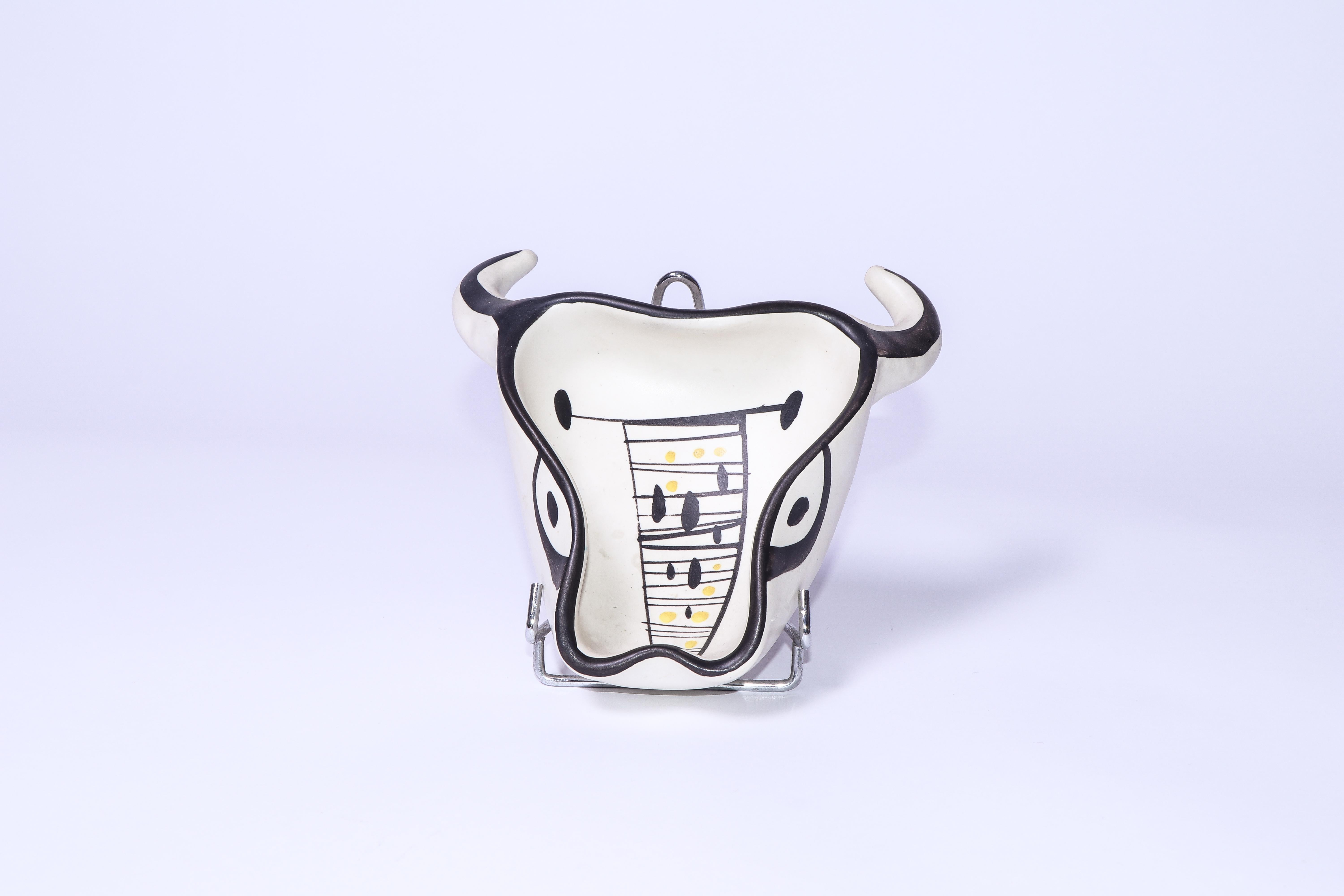Rare vide-poche 'Toro' by French ceramist Roger Capron. 

Stamped by the artist's estate. 