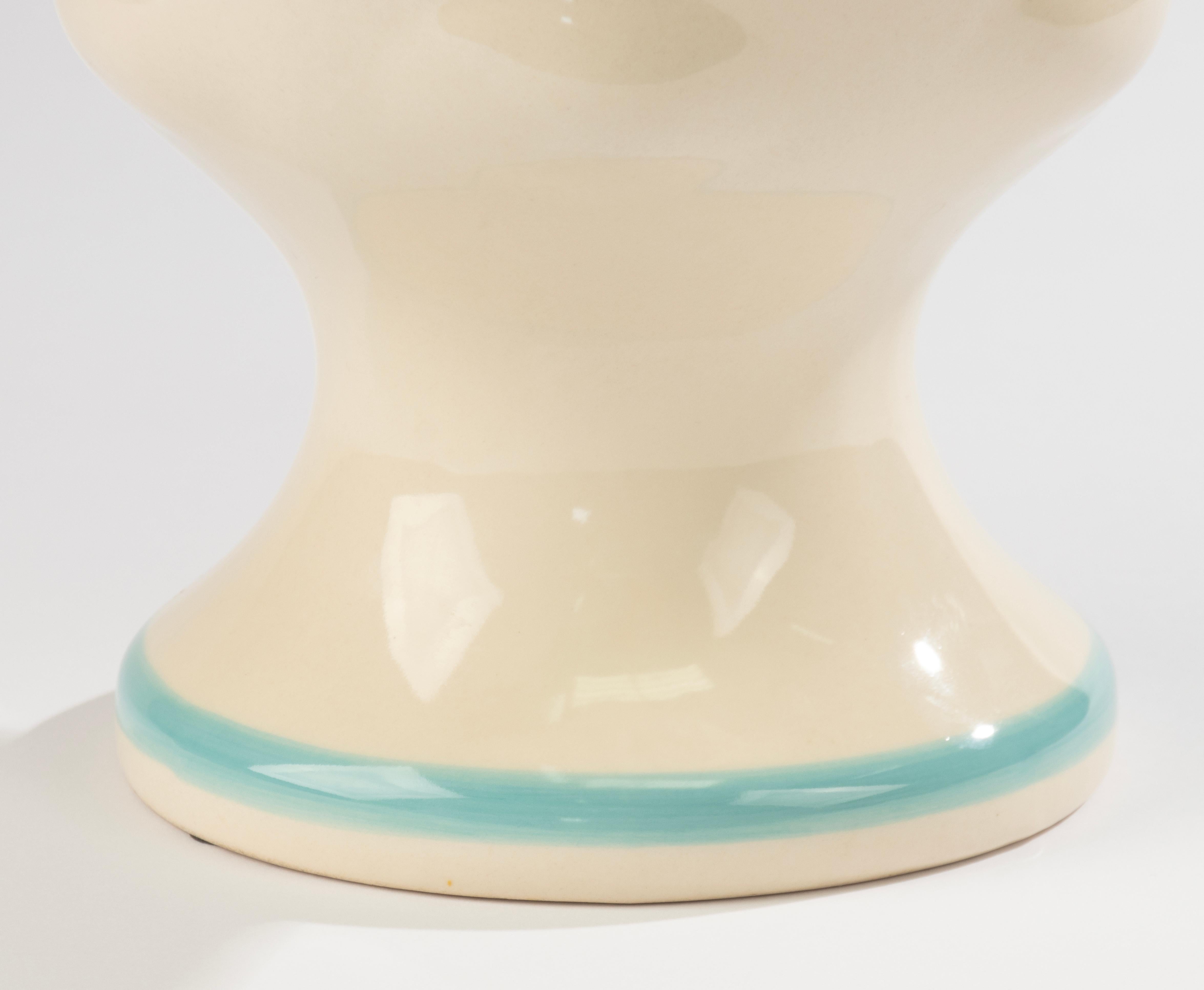 Français Vase en céramique du milieu du 20e siècle - Vallauris AM - Décoré à la main - Visages cubistes en vente