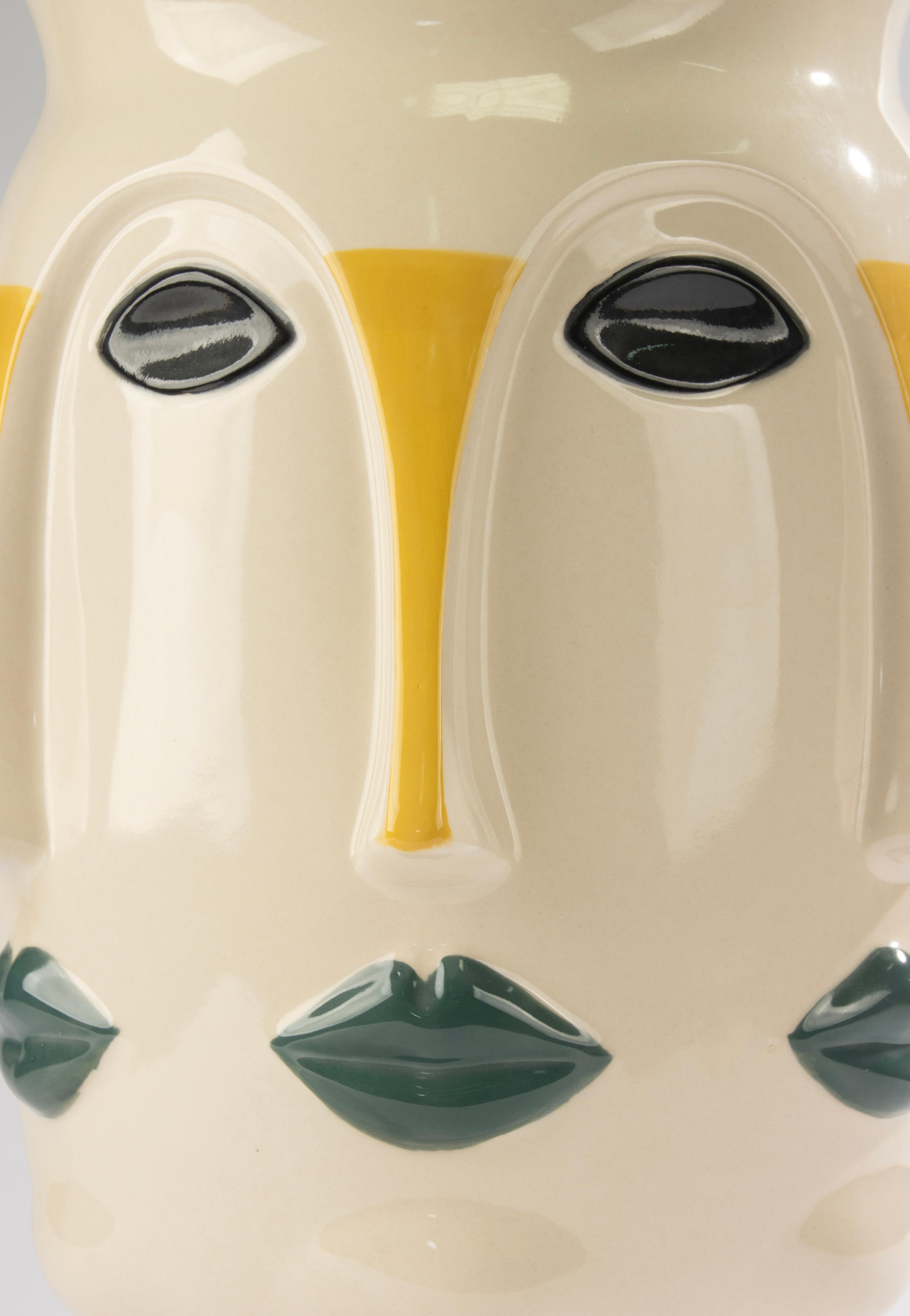 Vase en céramique du milieu du 20e siècle - Vallauris AM - Décoré à la main - Visages cubistes Bon état - En vente à Casteren, Noord-Brabant