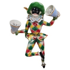 Applique in ceramica della metà del XX secolo raffigurante Arlecchino, una maschera di Carnevale veneziana