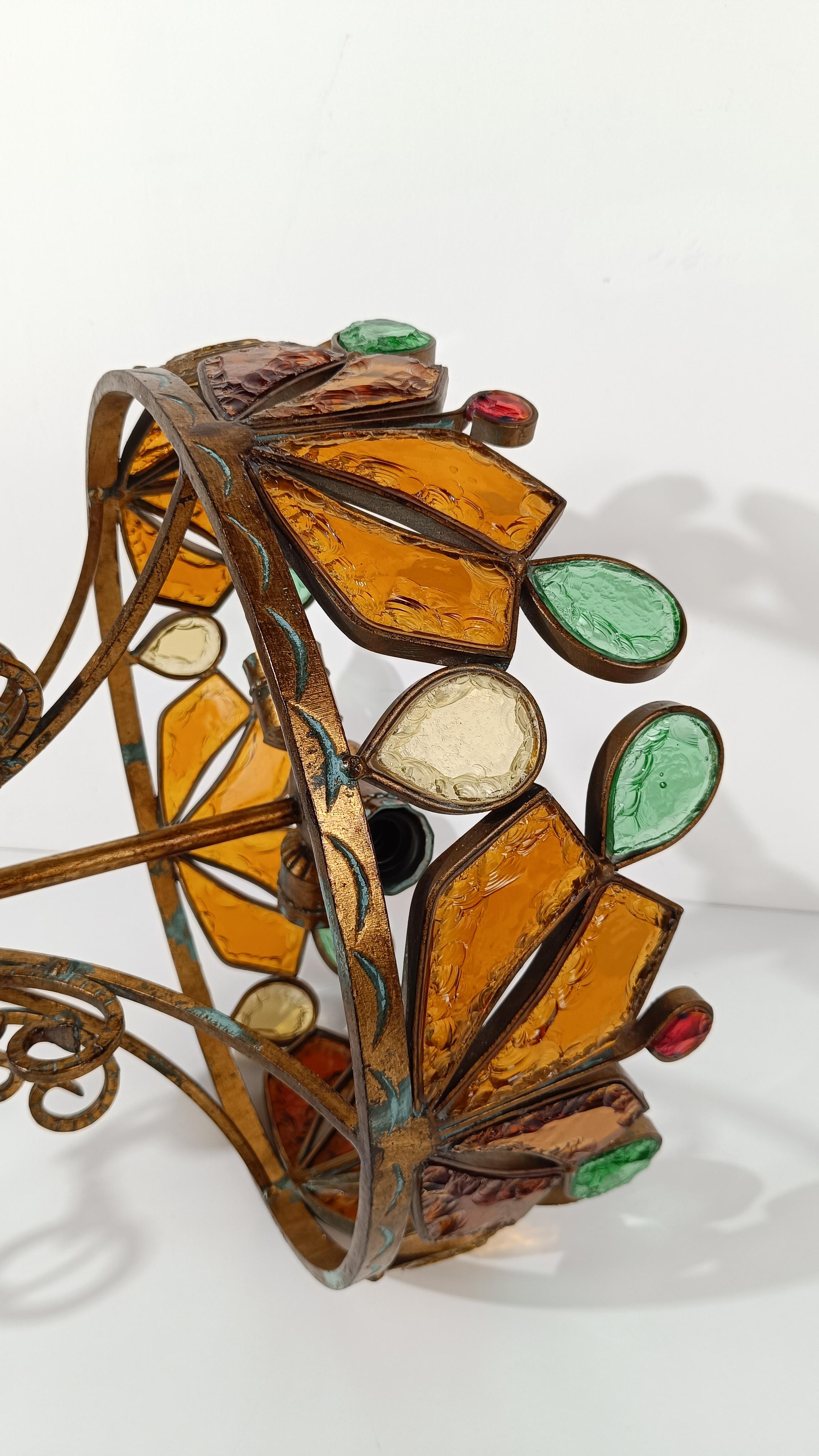 Lustre du milieu du XXe siècle en fer forgé doré et verre Hammer par LONGOBARD en vente 3