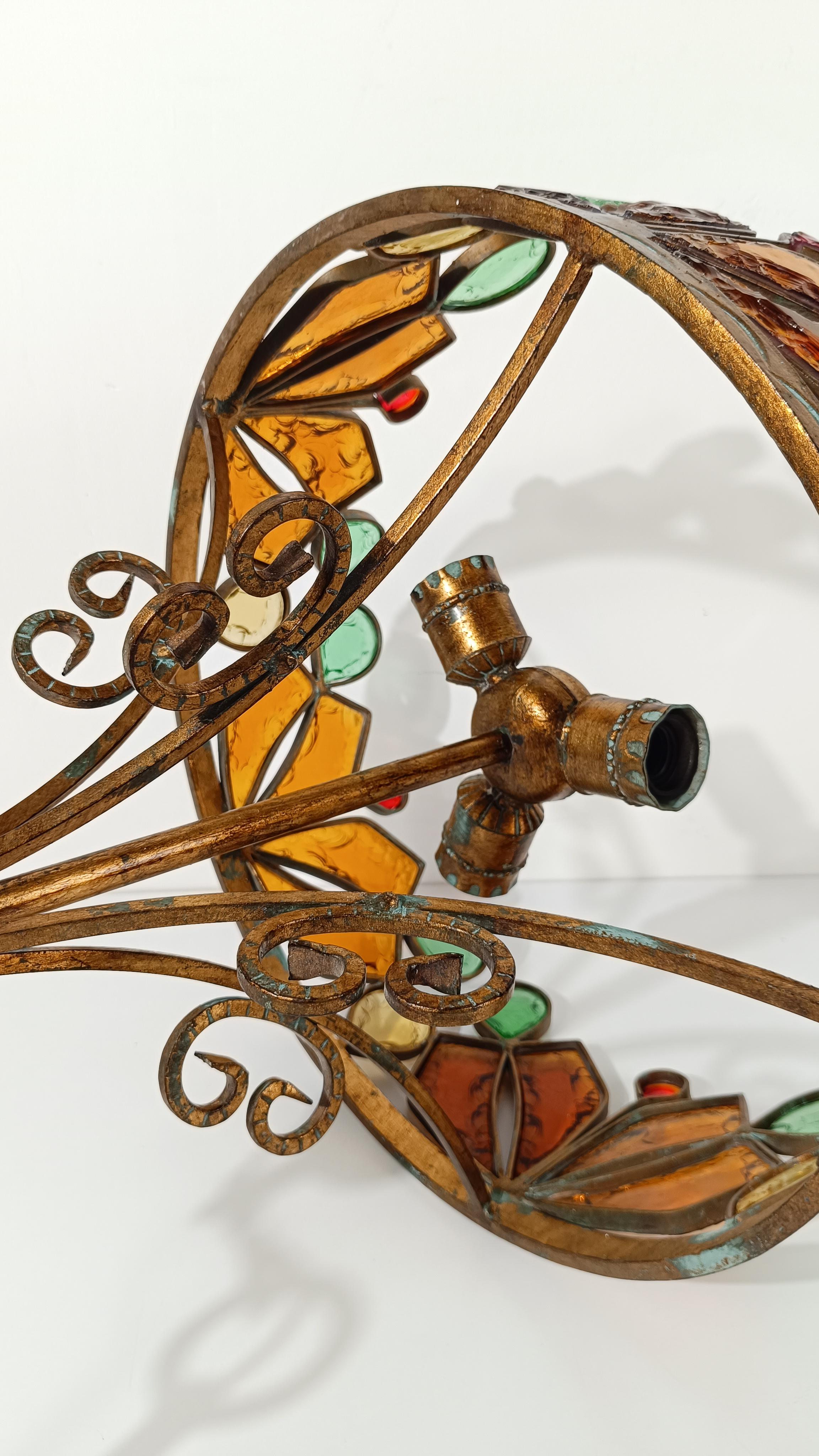 Lustre du milieu du XXe siècle en fer forgé doré et verre Hammer par LONGOBARD en vente 5