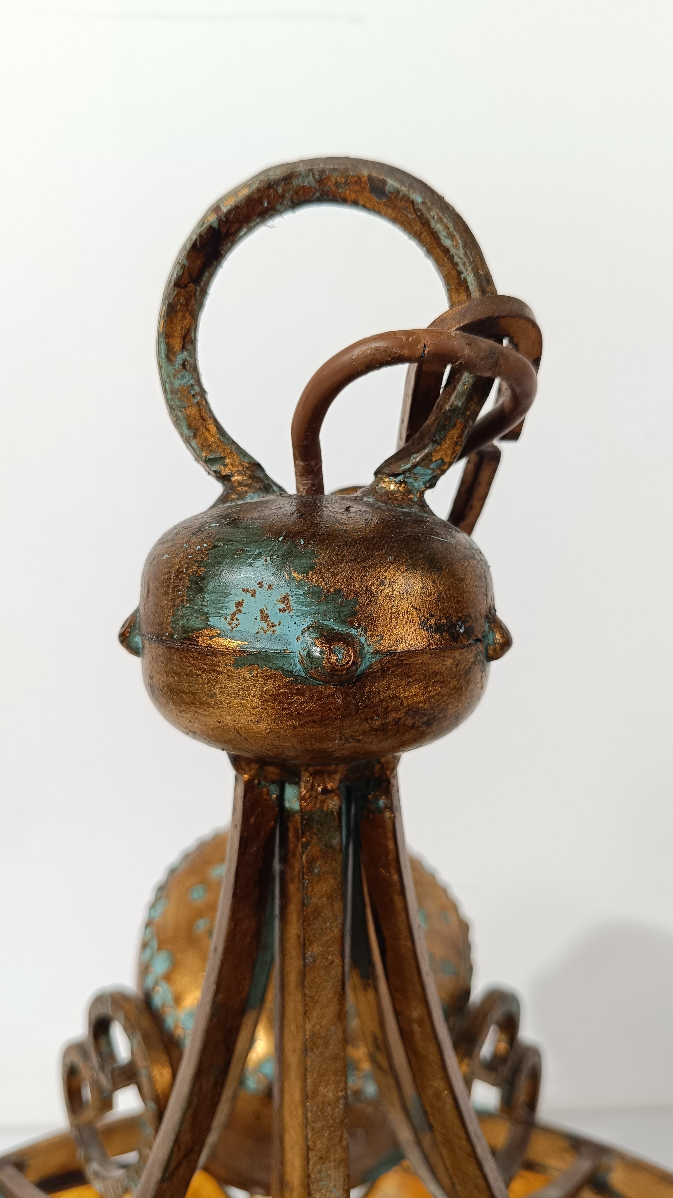 Lustre du milieu du XXe siècle en fer forgé doré et verre Hammer par LONGOBARD en vente 9