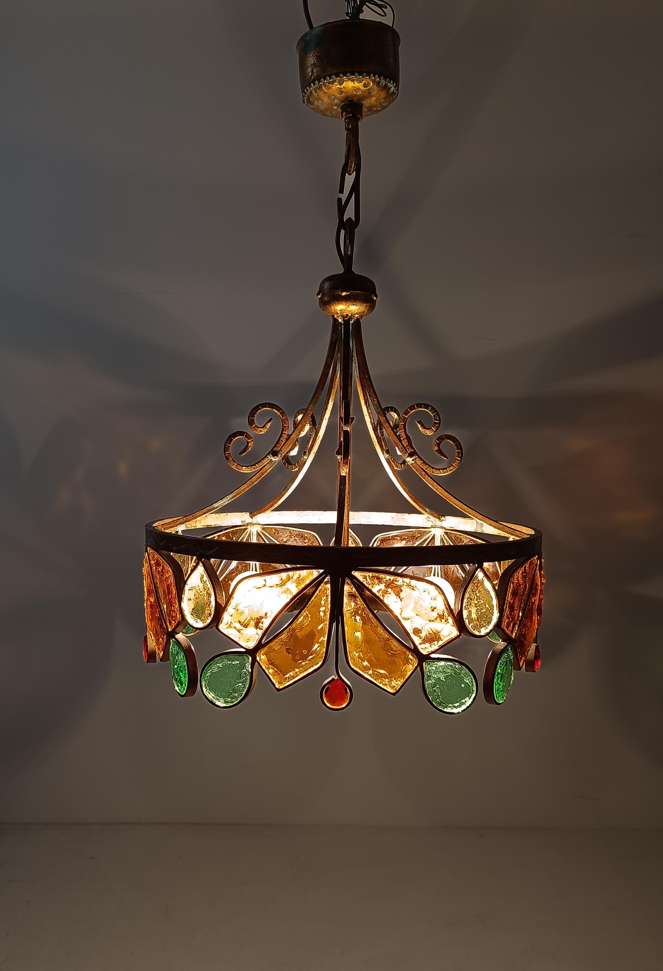 Lustre du milieu du XXe siècle en fer forgé doré et verre Hammer par LONGOBARD en vente 12