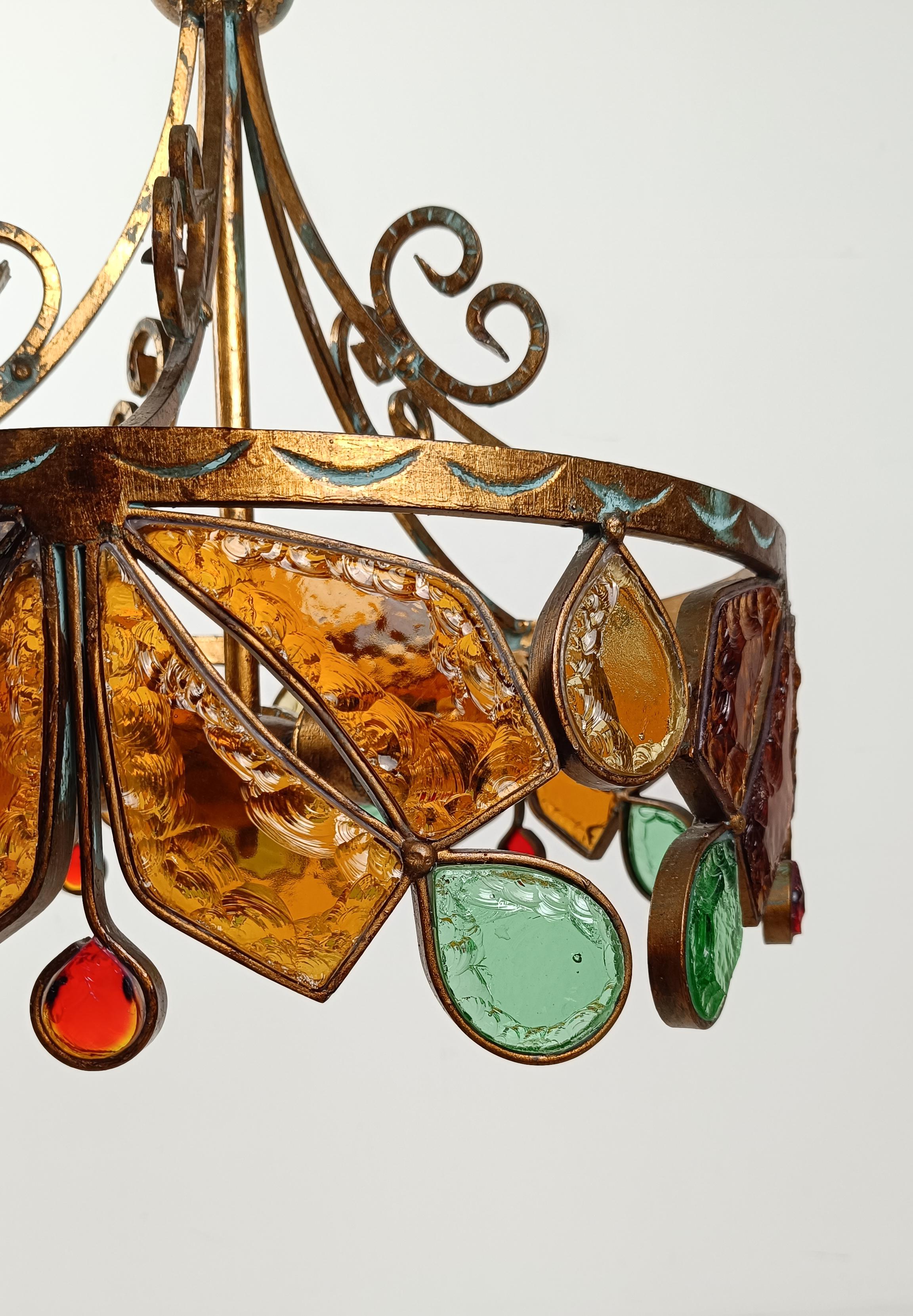 Je propose à la vente un lustre qui met en valeur l'extraordinaire savoir-faire des artisans italiens.
Fabriqué en Italie autour des années 70 par l'entreprise historique Longobord, ce lustre vintage combine plusieurs techniques artisanales