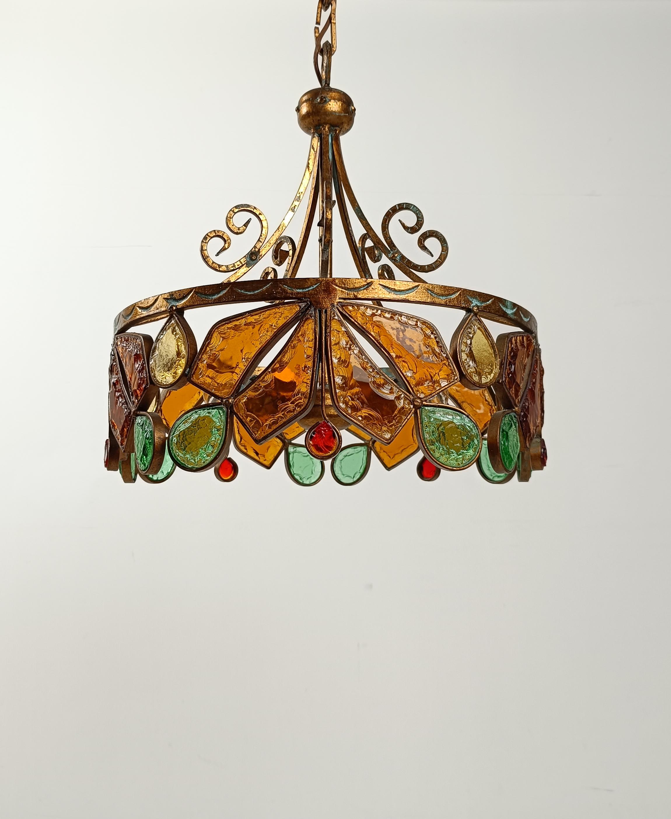 Mid-Century Modern Lustre du milieu du XXe siècle en fer forgé doré et verre Hammer par LONGOBARD en vente
