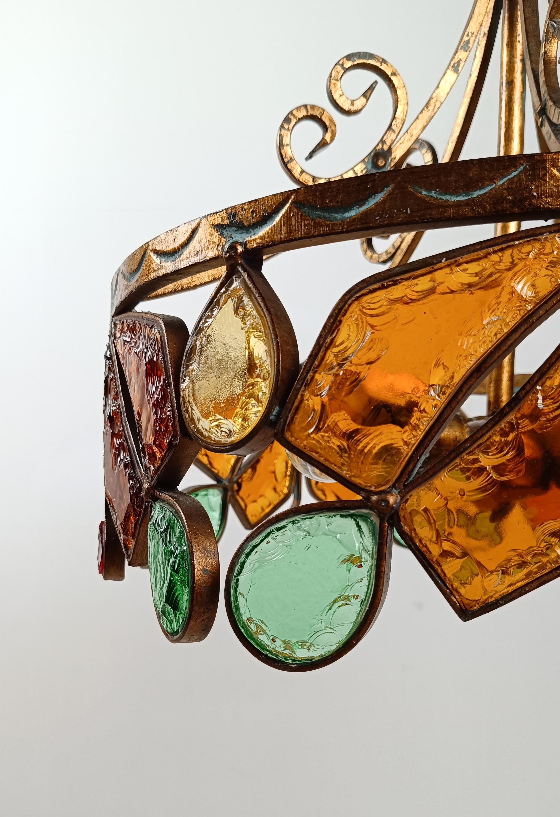 italien Lustre du milieu du XXe siècle en fer forgé doré et verre Hammer par LONGOBARD en vente