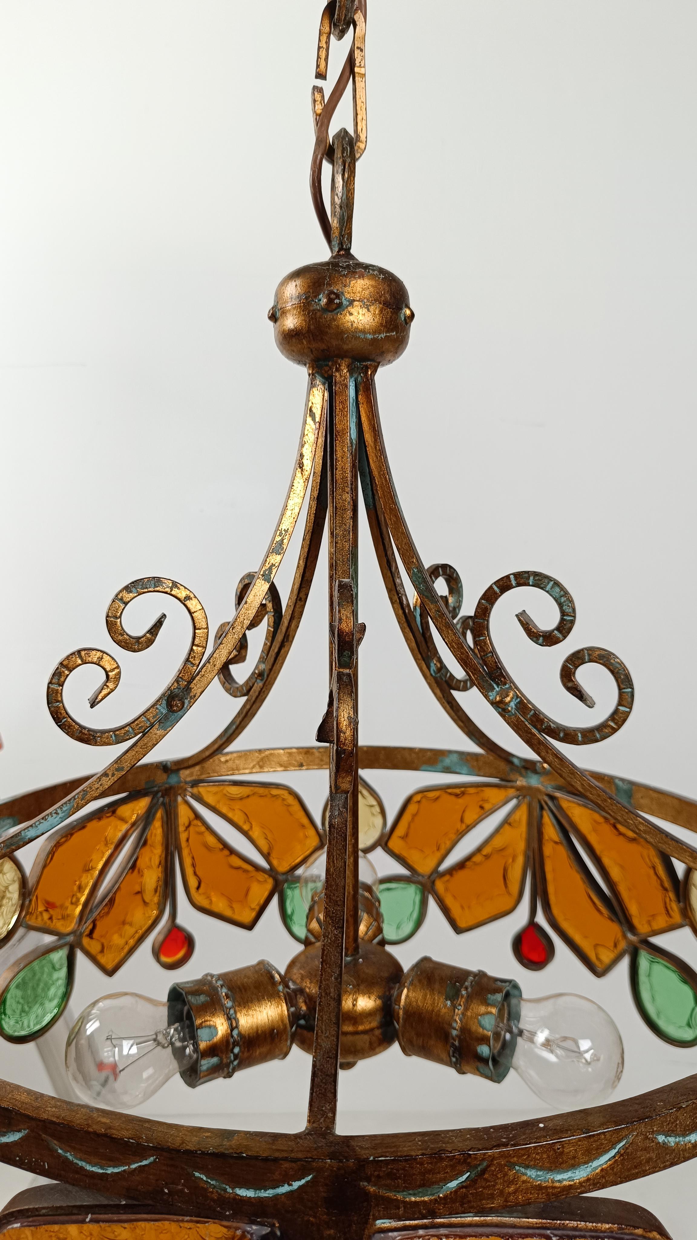Lustre du milieu du XXe siècle en fer forgé doré et verre Hammer par LONGOBARD Bon état - En vente à Roma, IT