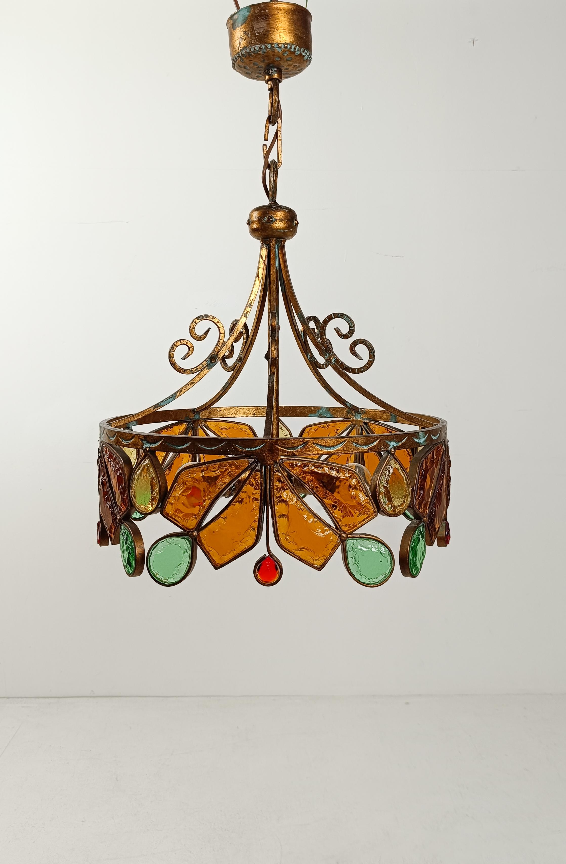 Verre d'art Lustre du milieu du XXe siècle en fer forgé doré et verre Hammer par LONGOBARD en vente