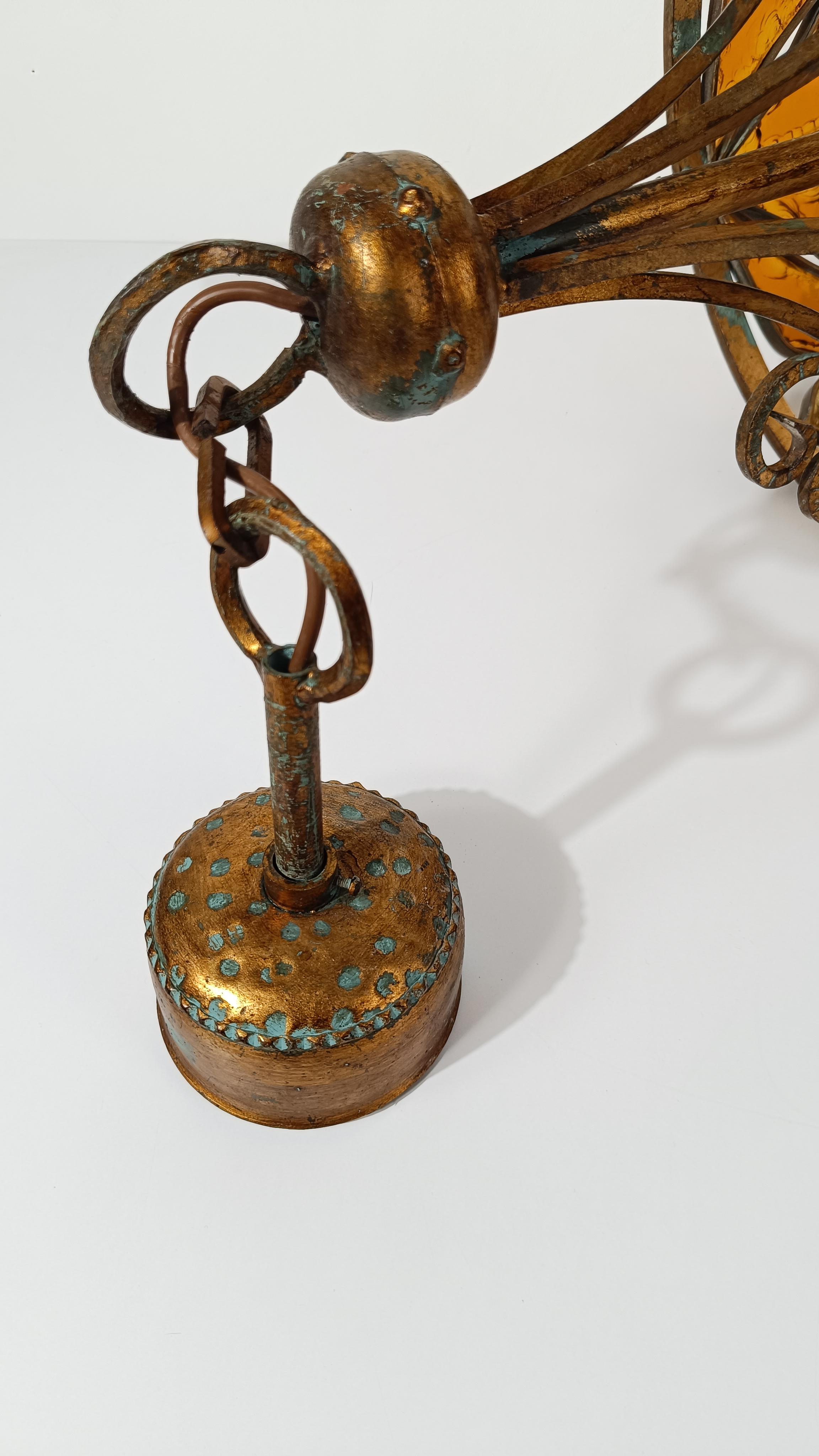 Lustre du milieu du XXe siècle en fer forgé doré et verre Hammer par LONGOBARD en vente 1
