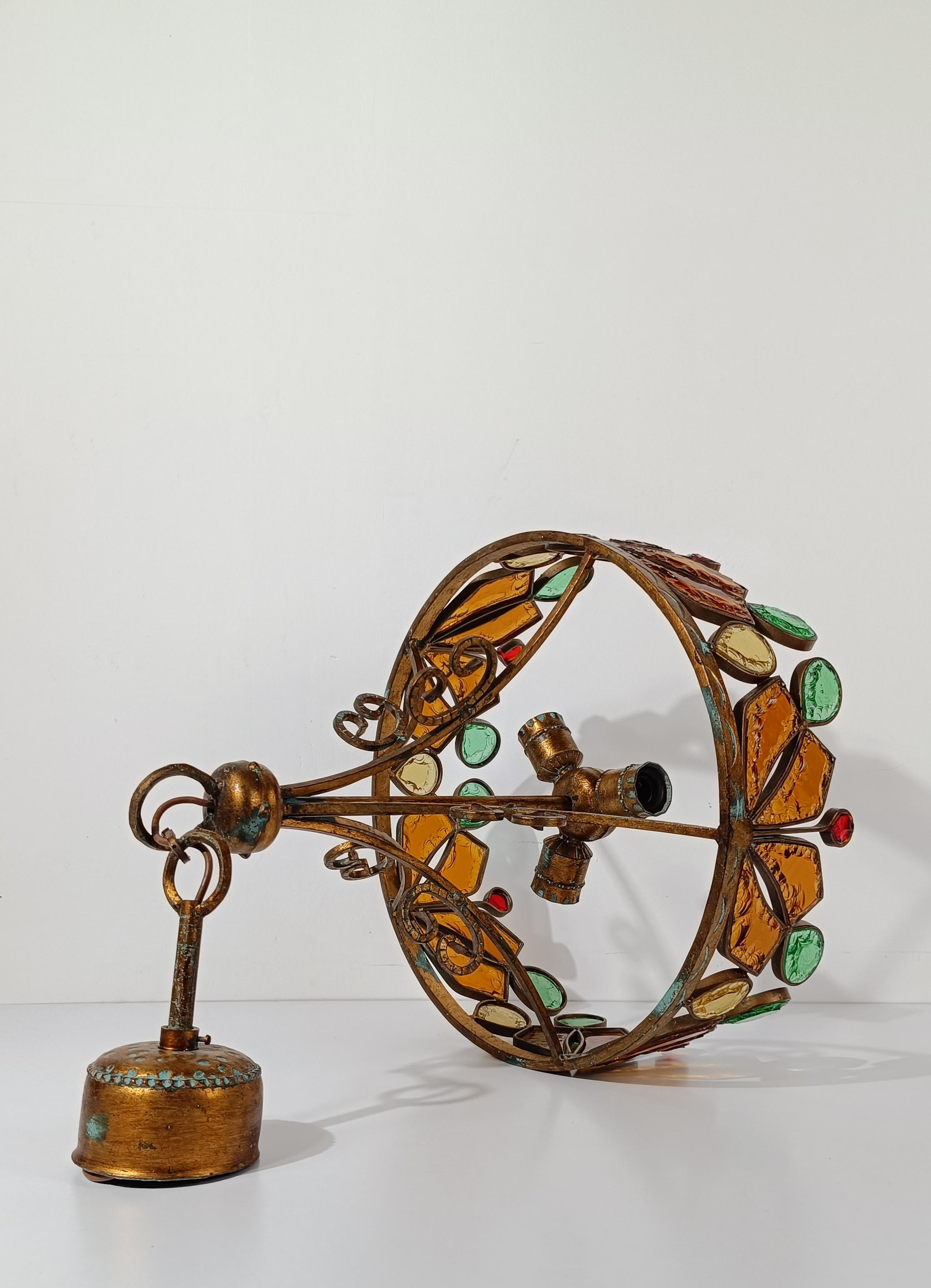 Lustre du milieu du XXe siècle en fer forgé doré et verre Hammer par LONGOBARD en vente 2