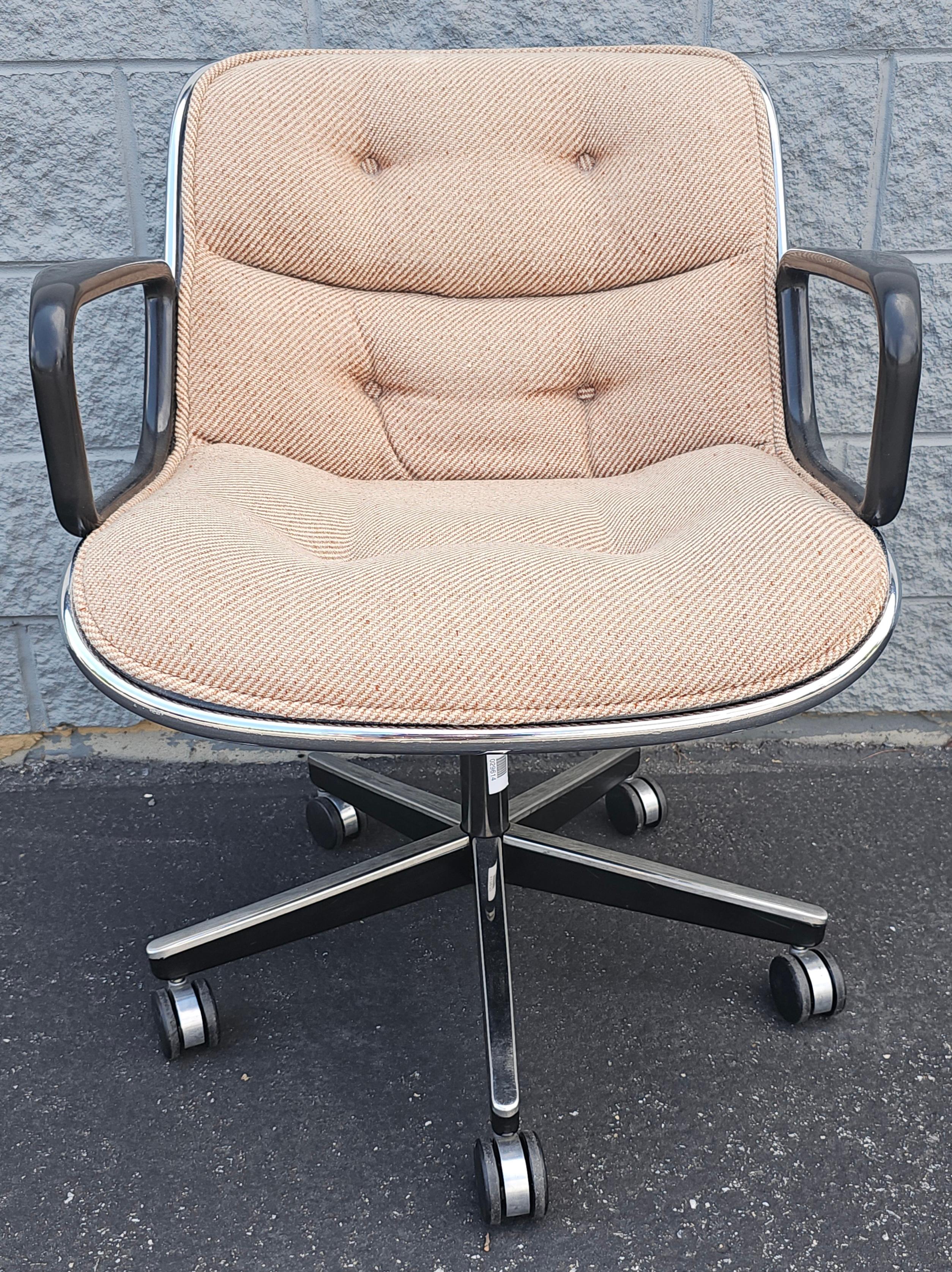 Mitte des 20. Jahrhunderts Charles Pollack für Knoll Furniture Gepolsterter rollender und kippbarer Bürostuhl. Große Funktionalität und sehr komfortabel. 