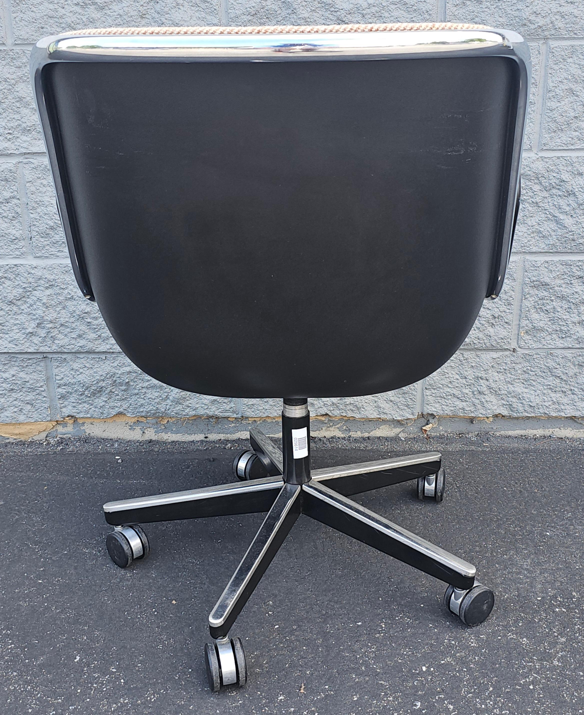 Gepolsterter Chefschreibtisch von Charles Pollack für Knoll aus der Mitte des 20. Jahrhunderts im Zustand „Gut“ im Angebot in Germantown, MD