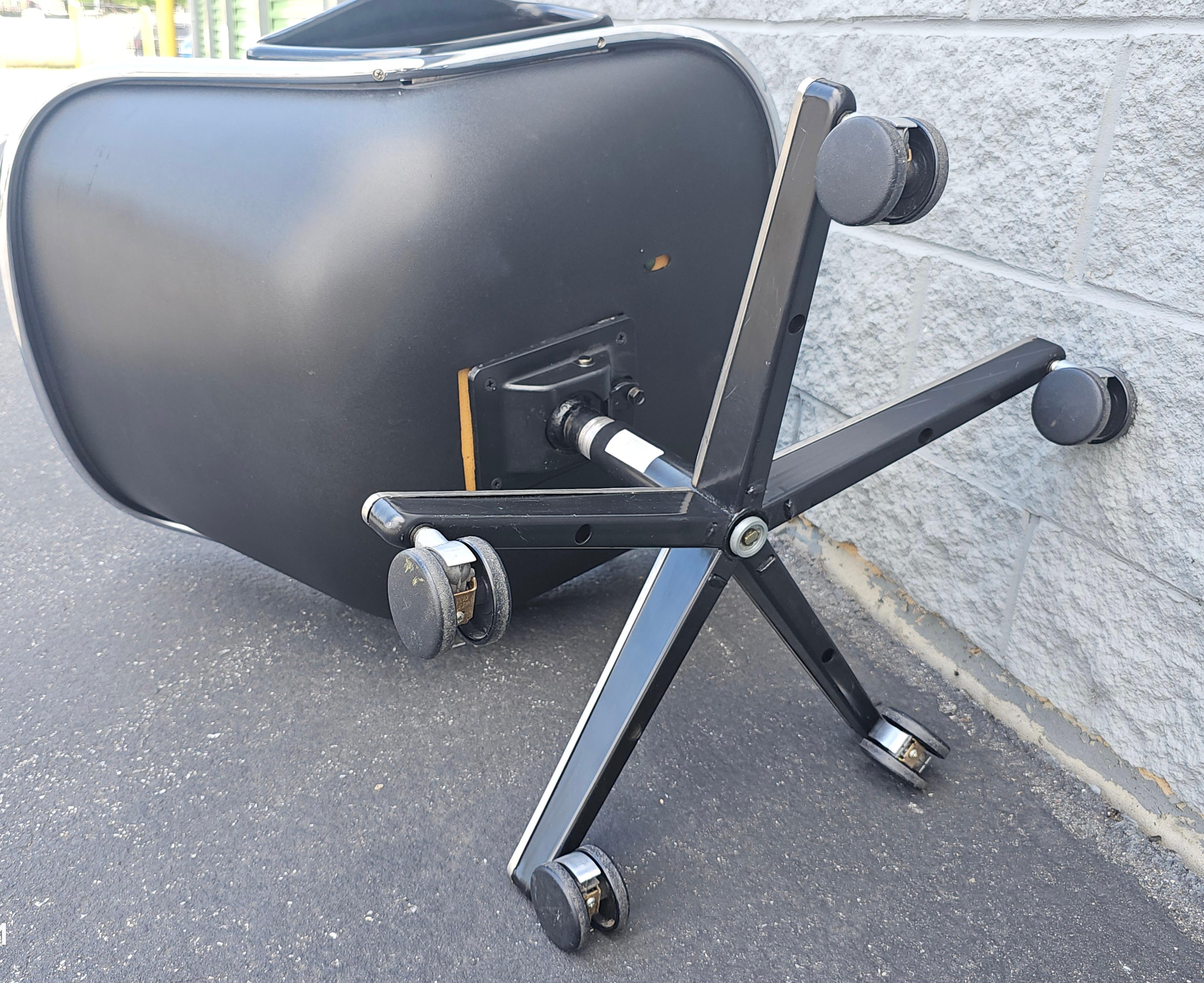 Gepolsterter Chefschreibtisch von Charles Pollack für Knoll aus der Mitte des 20. Jahrhunderts (Metall) im Angebot