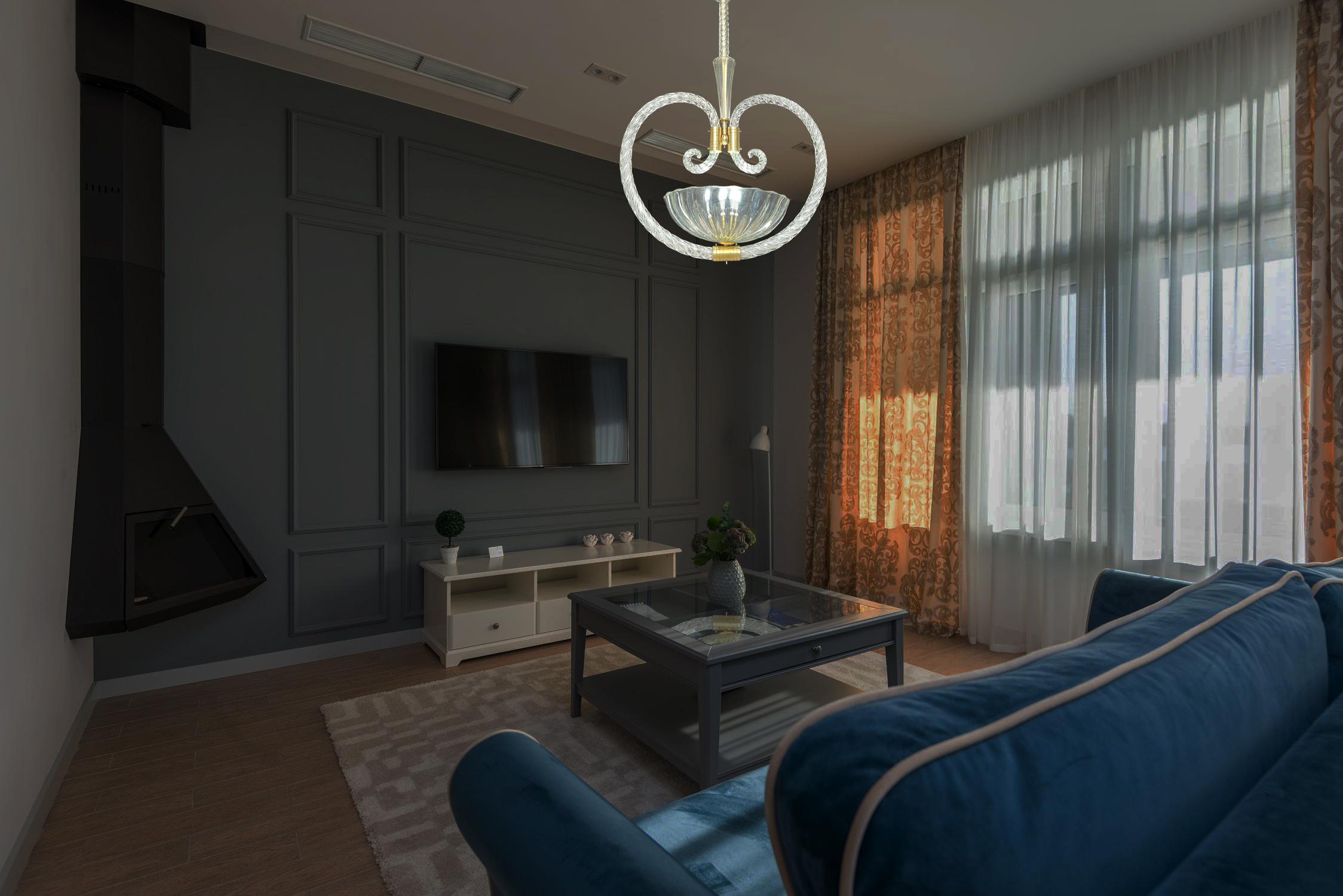 Bellissimo lampadario in vetro, realizzato a mano a Murano. L'elegante forma a cuore lo rende sofisticato e unico.
Periodo: 1940s
Condizioni: Perfette condizioni e perfettamente funzionante. La struttura presenta segni dovuti al passare del tempo.
