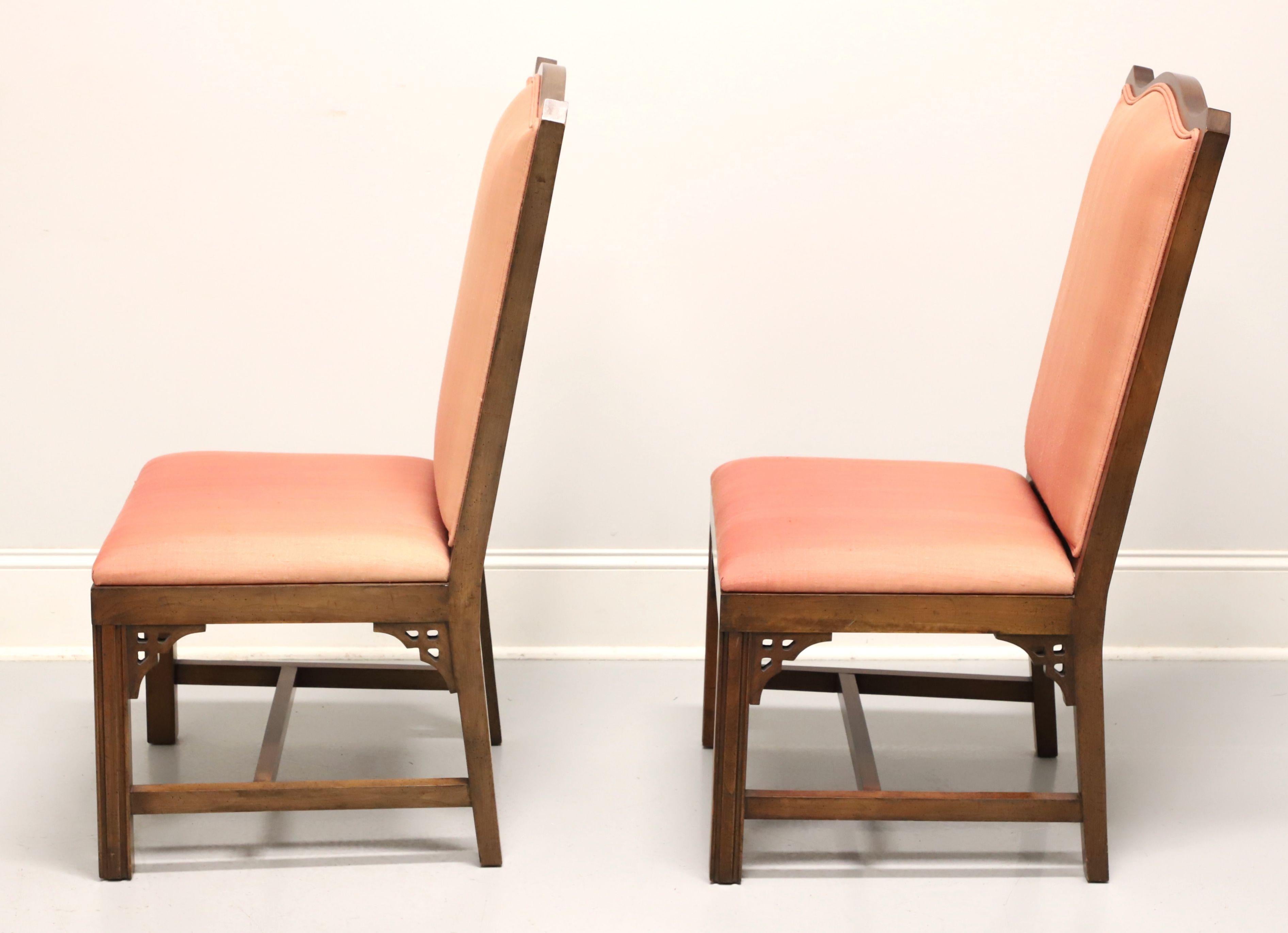 Mitte des 20. Jahrhunderts Kirsche asiatisch inspiriert Dining Side Chairs - Paar A (Stoff) im Angebot