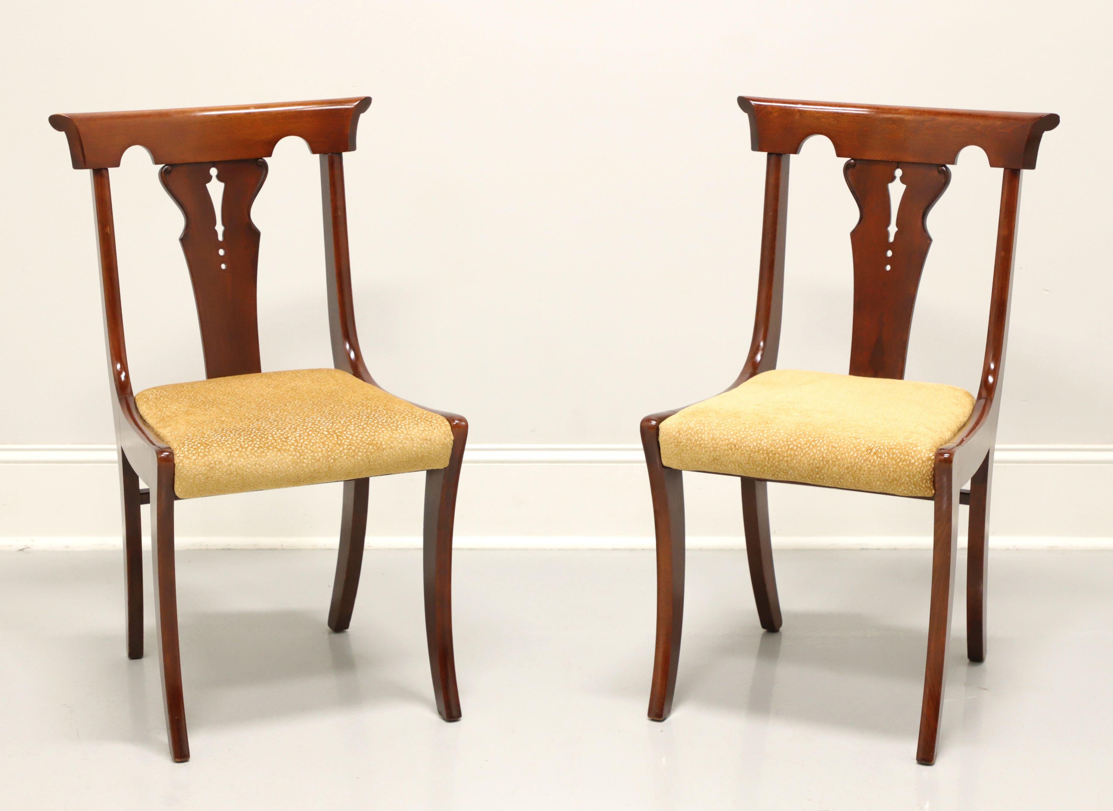 Paire de chaises d'appoint de salle à manger de style Empire en cerisier du milieu du XXe siècle en vente 3