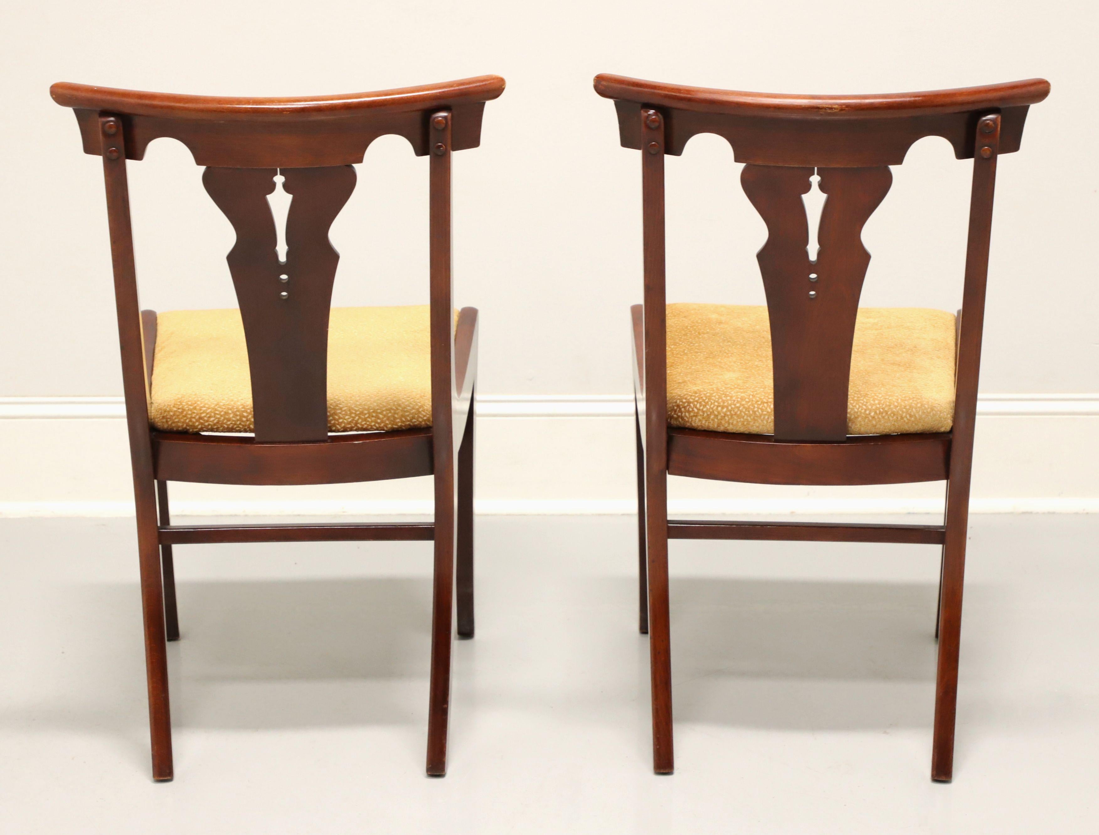 Paire de chaises d'appoint de salle à manger de style Empire en cerisier du milieu du XXe siècle Bon état - En vente à Charlotte, NC